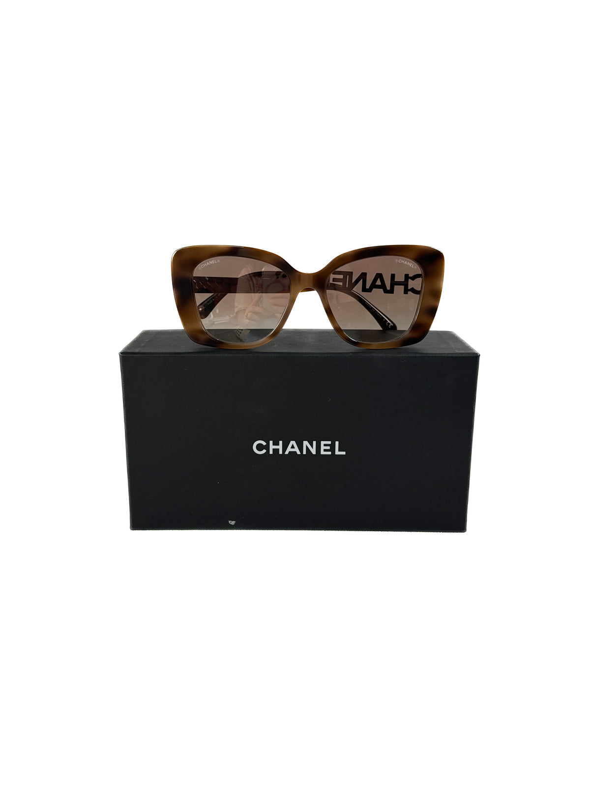 CHANEL Two-toned sunglasses in GREAT CONDITION. ORIGINAL Hard box included. Sunglasses CHANEL CH5536Q C622/S5 52-18 Black in stock main image 4