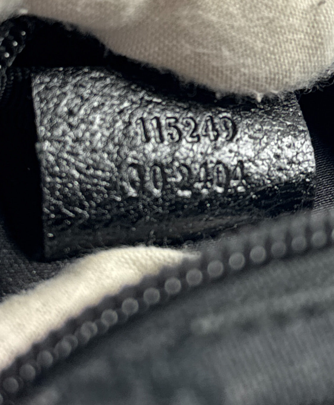 Gucci black signature small zip pouch 002404