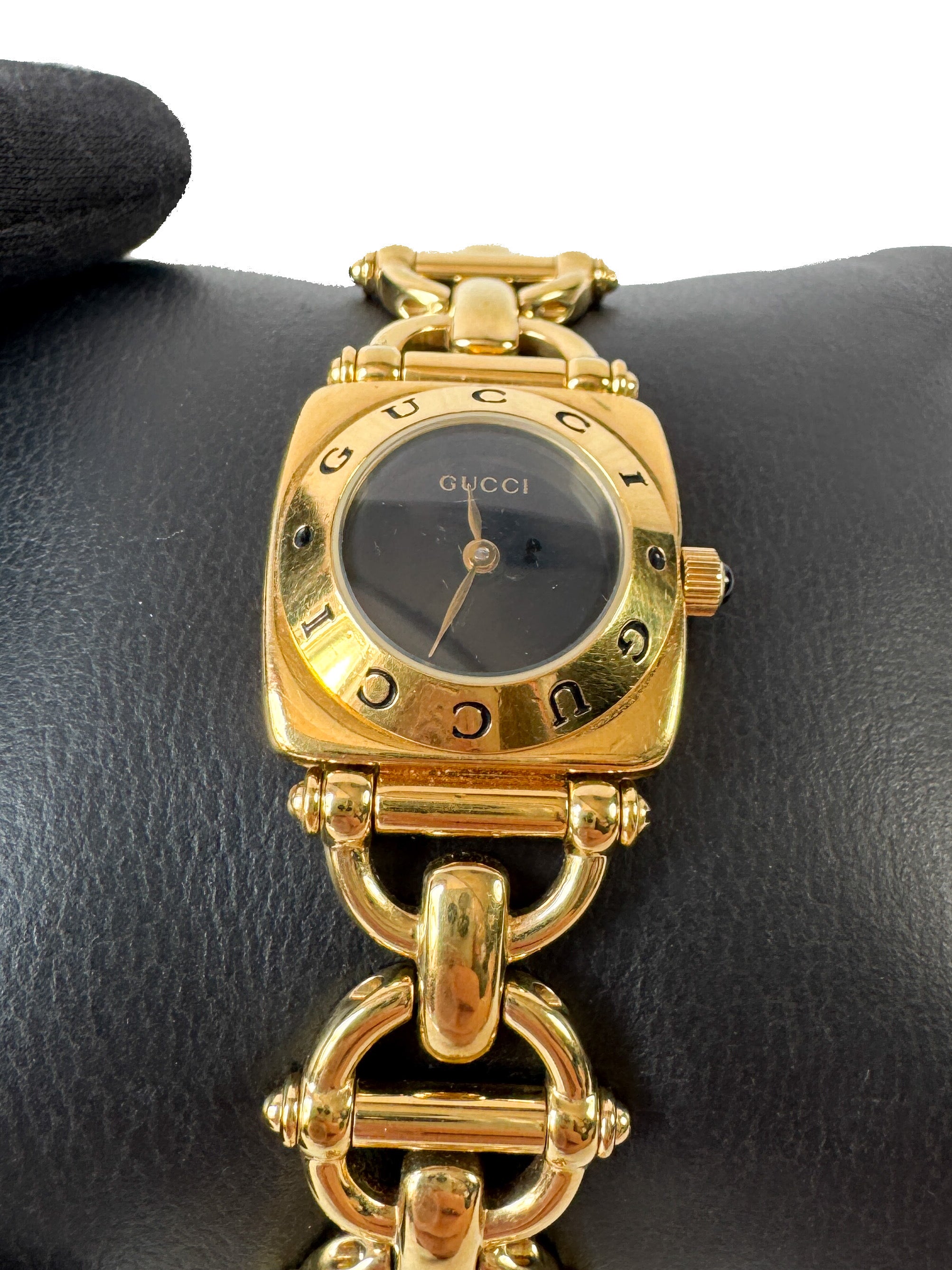 Gucci gold tone vintage G4000L watch P10