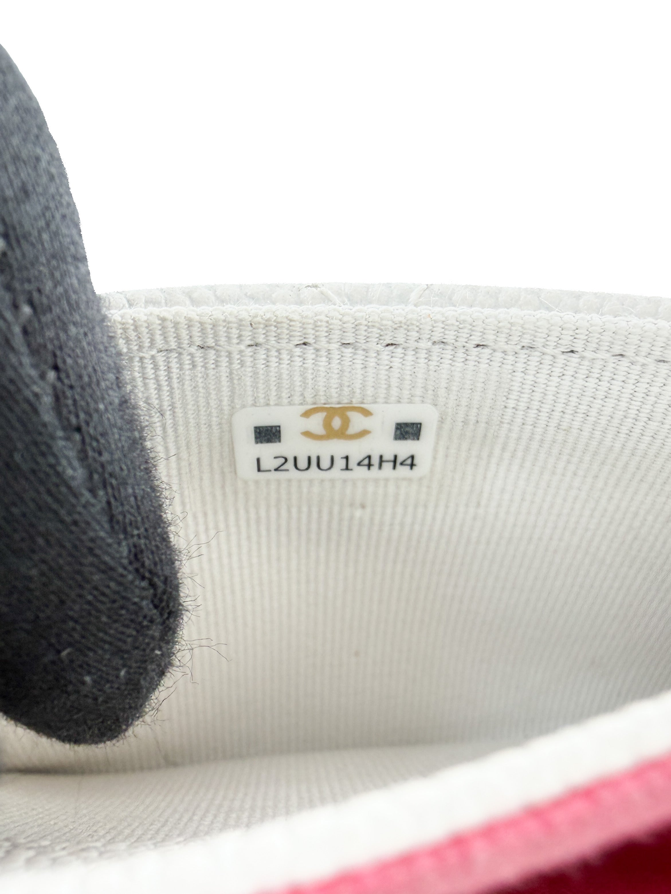 Chanel white caviar flap card holder L2UU14H4