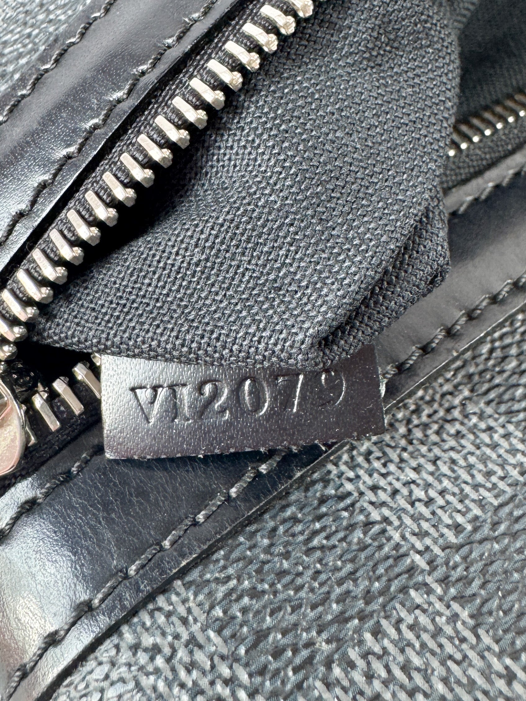 Louis Vuitton damier graphite Thomas crossbody VI2079
