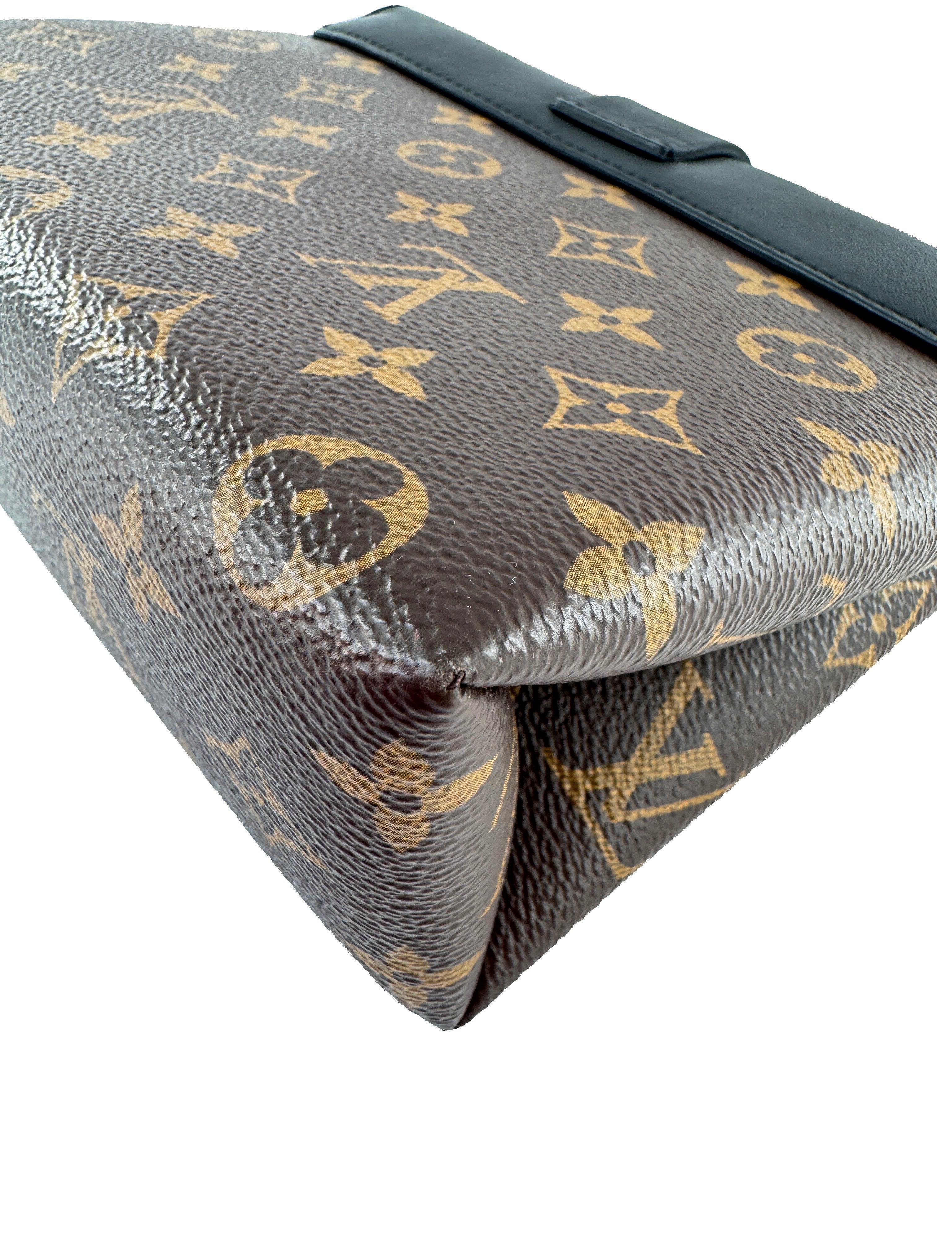 Louis Vuitton monogram locky BB black AA3109