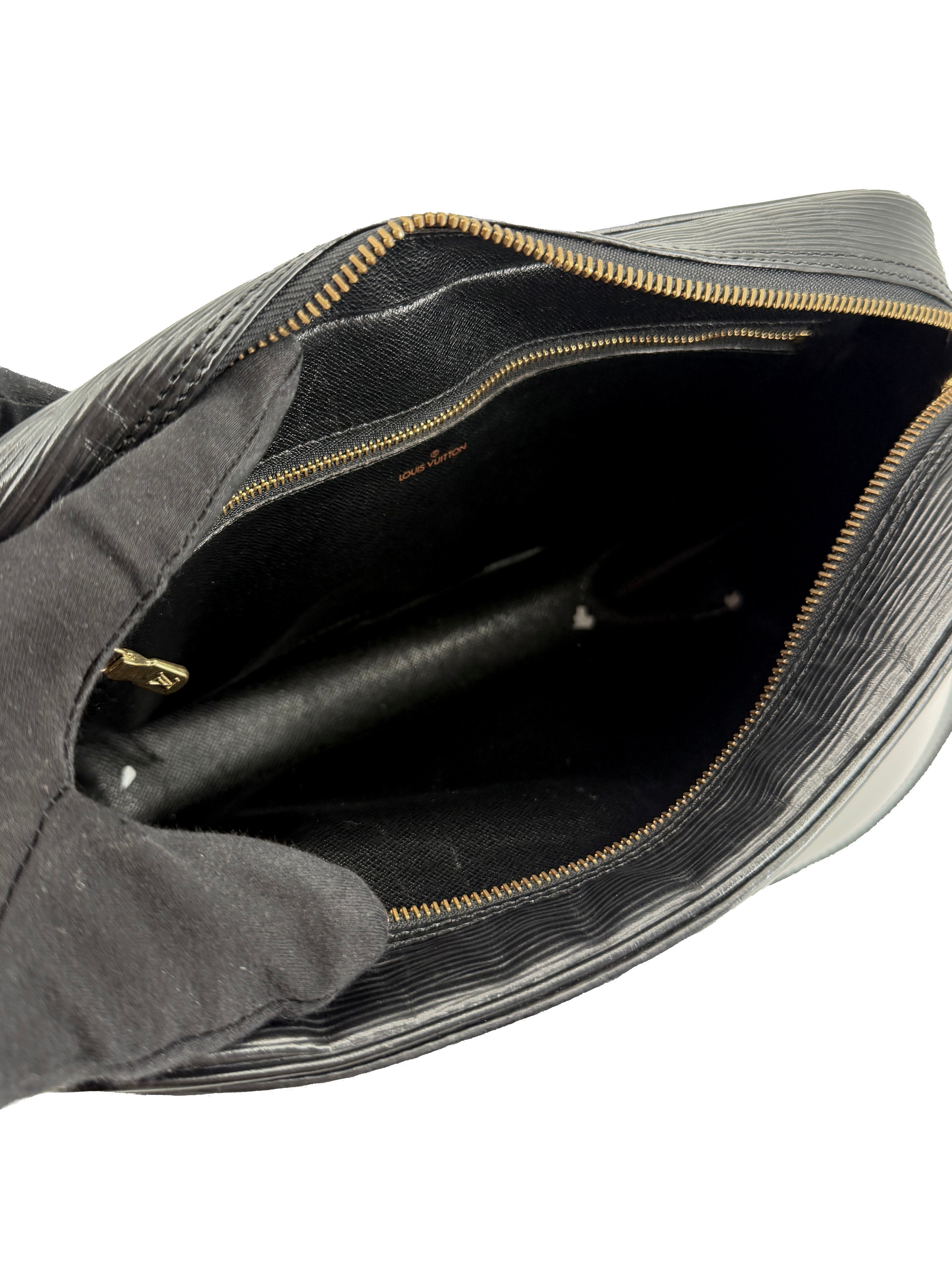 Louis Vuitton black epi trocadero 27 MI0950