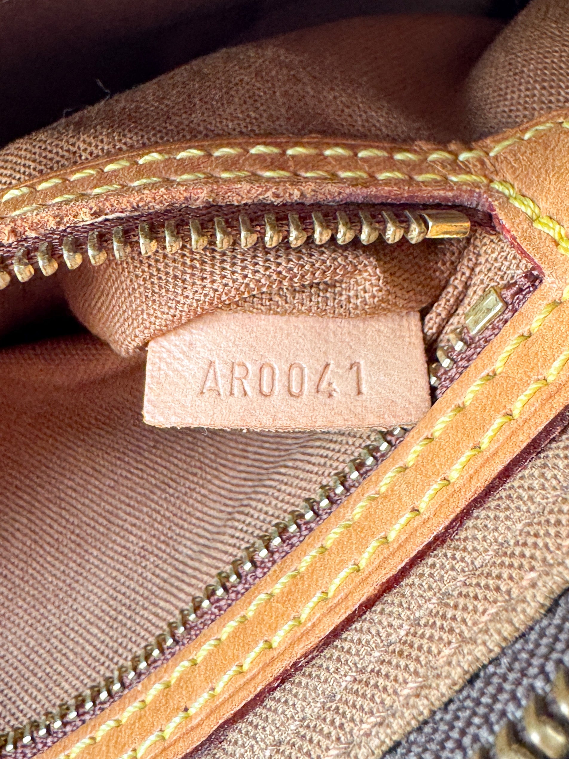 Louis Vuitton monogram Trotteur bag AR0041