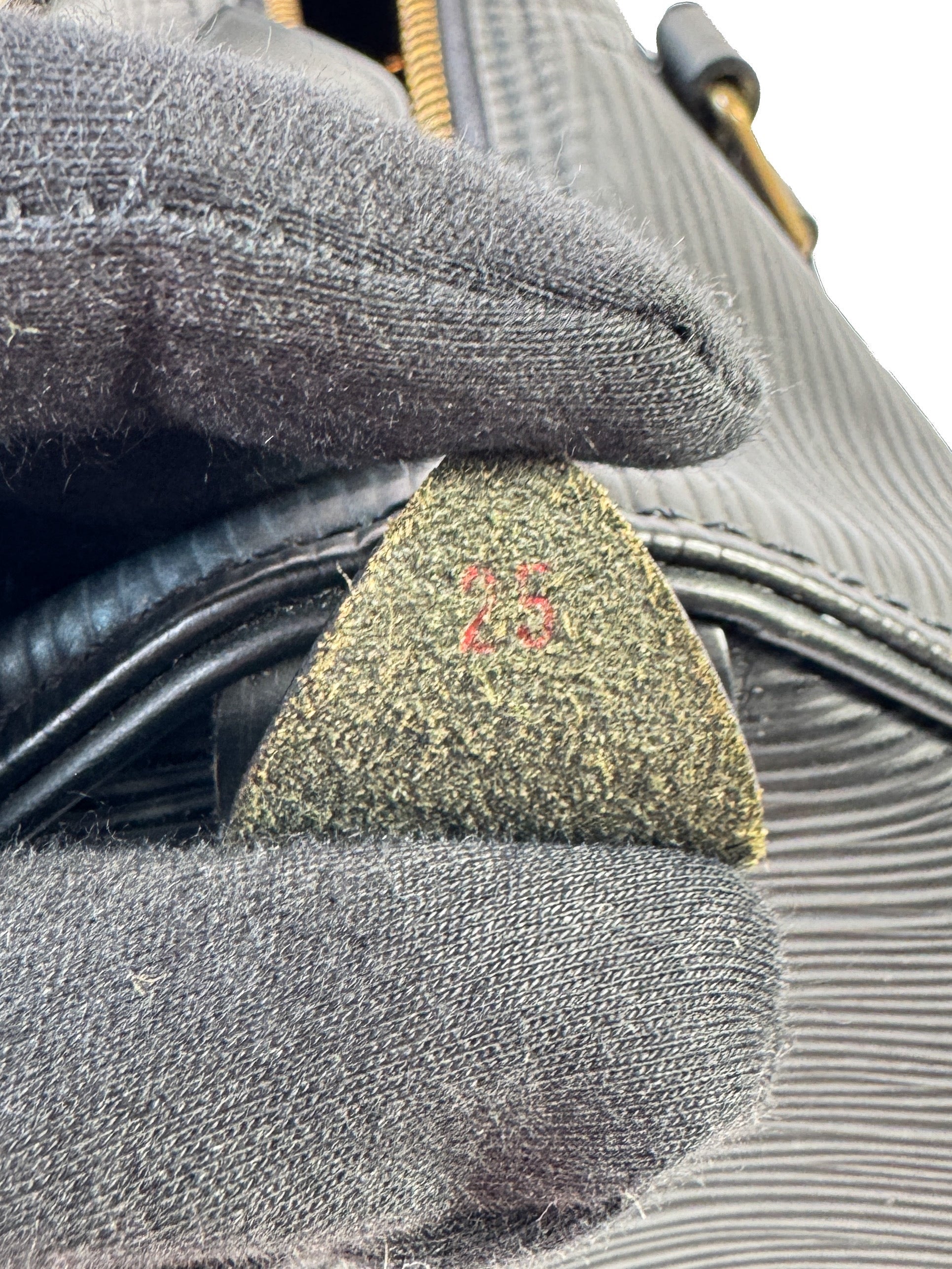 Louis Vuitton black epi speedy 25 SP0035