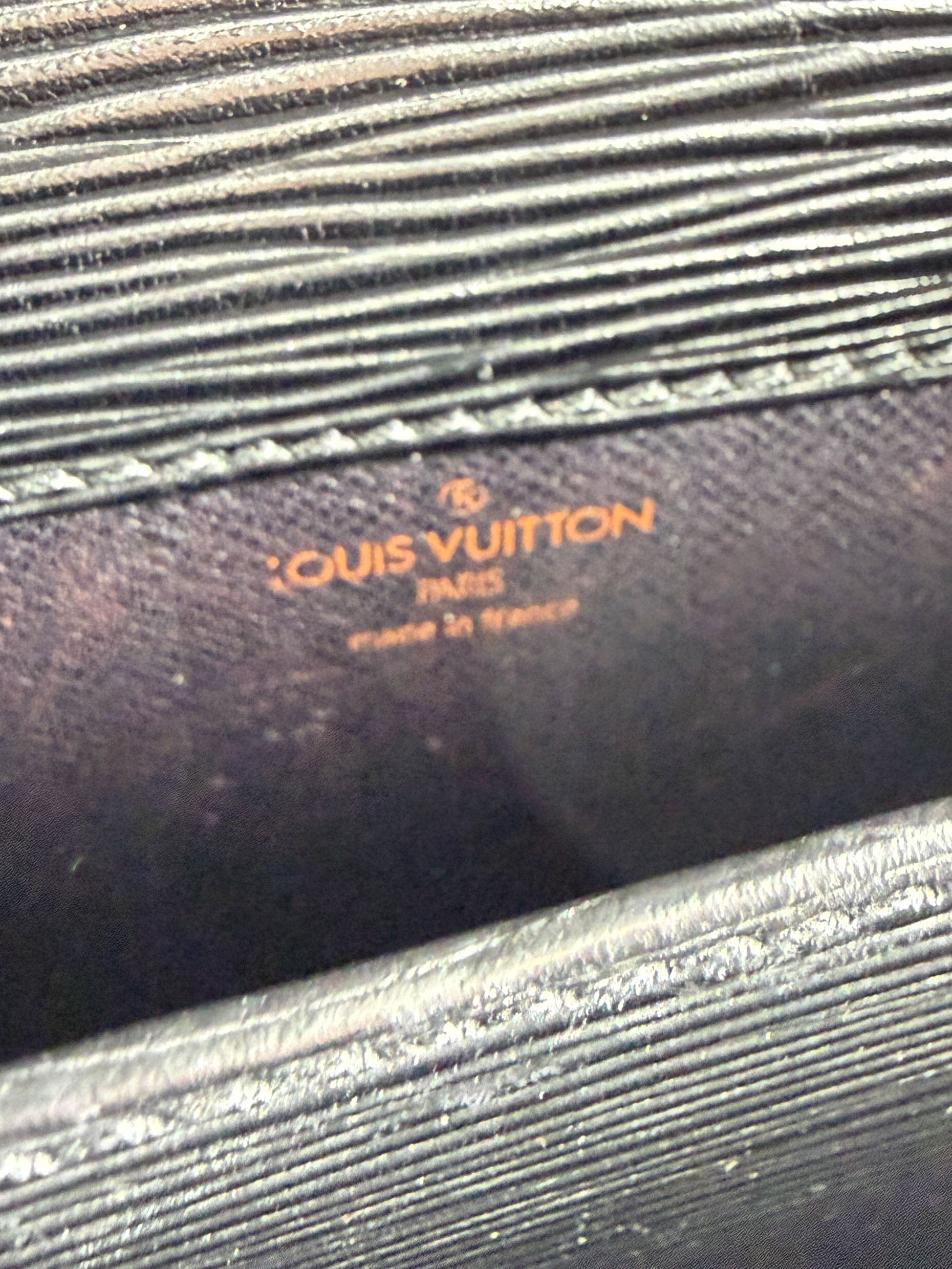 Louis Vuitton black epi Cartouchiere MM MI8901