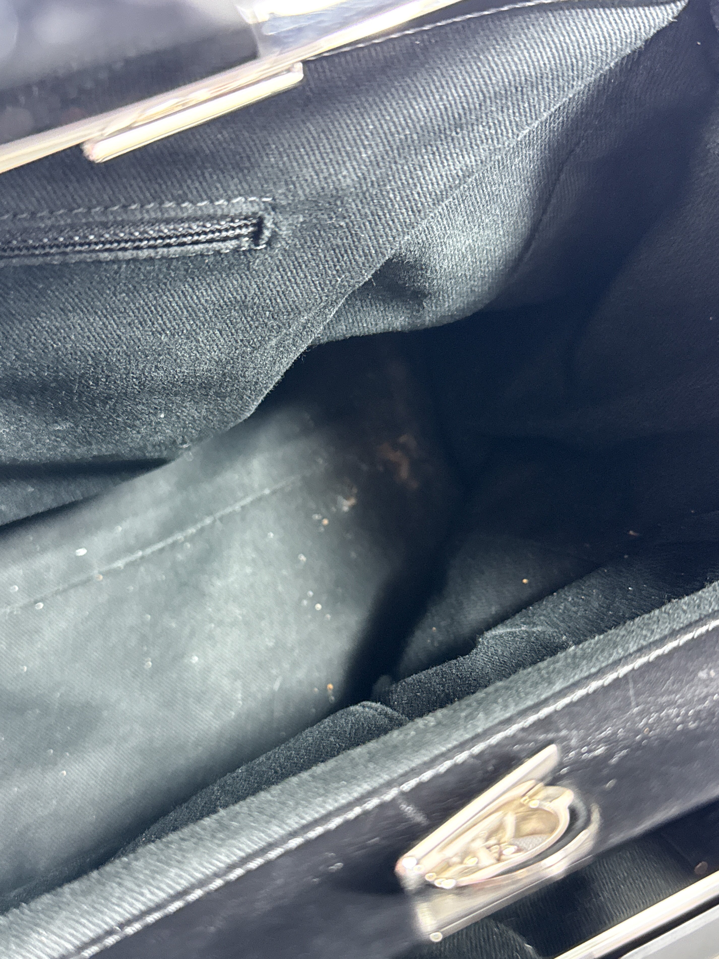 Chanel black CC delivery flap 20259700