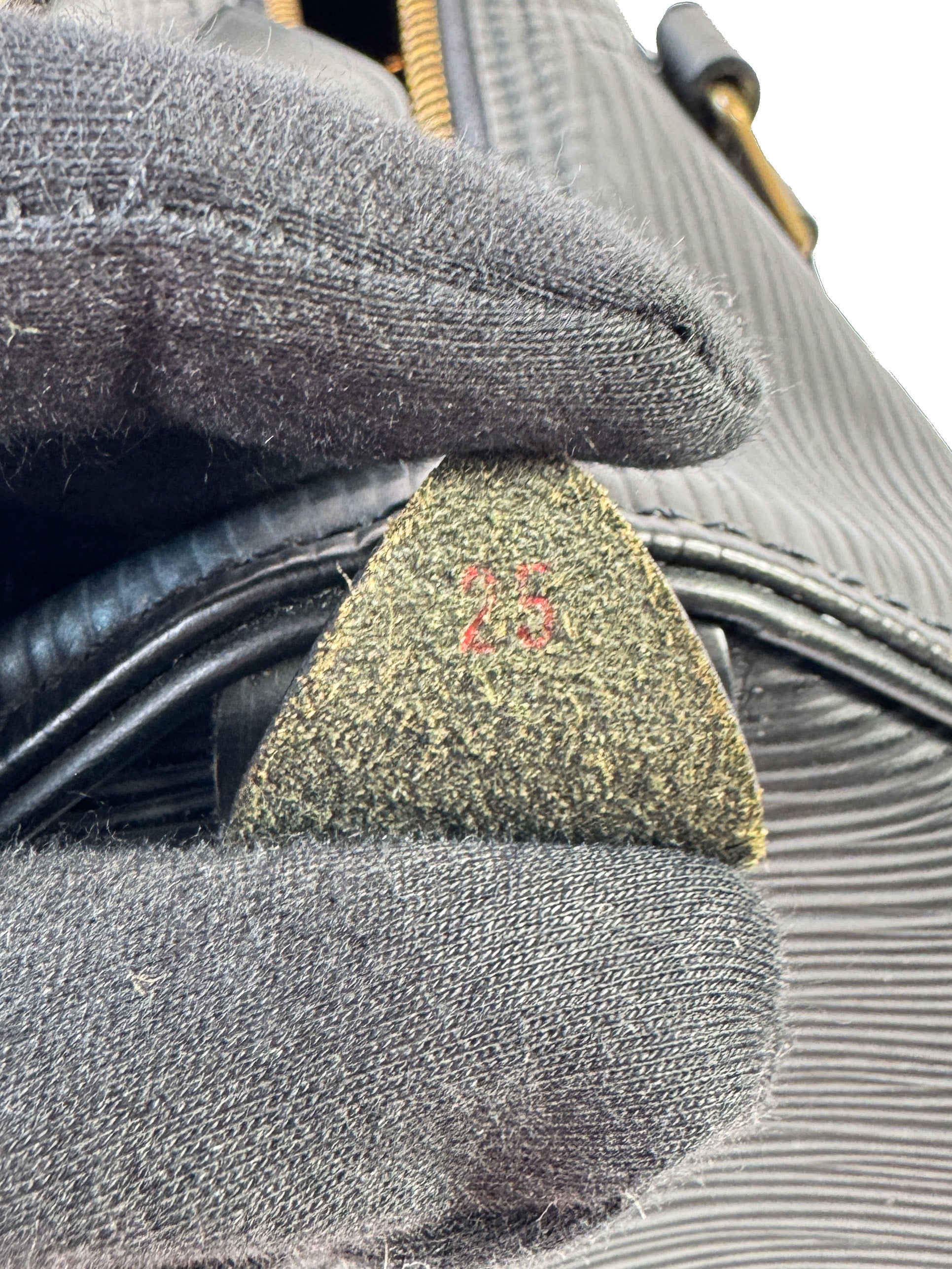 Louis Vuitton black epi speedy 25 SP0035