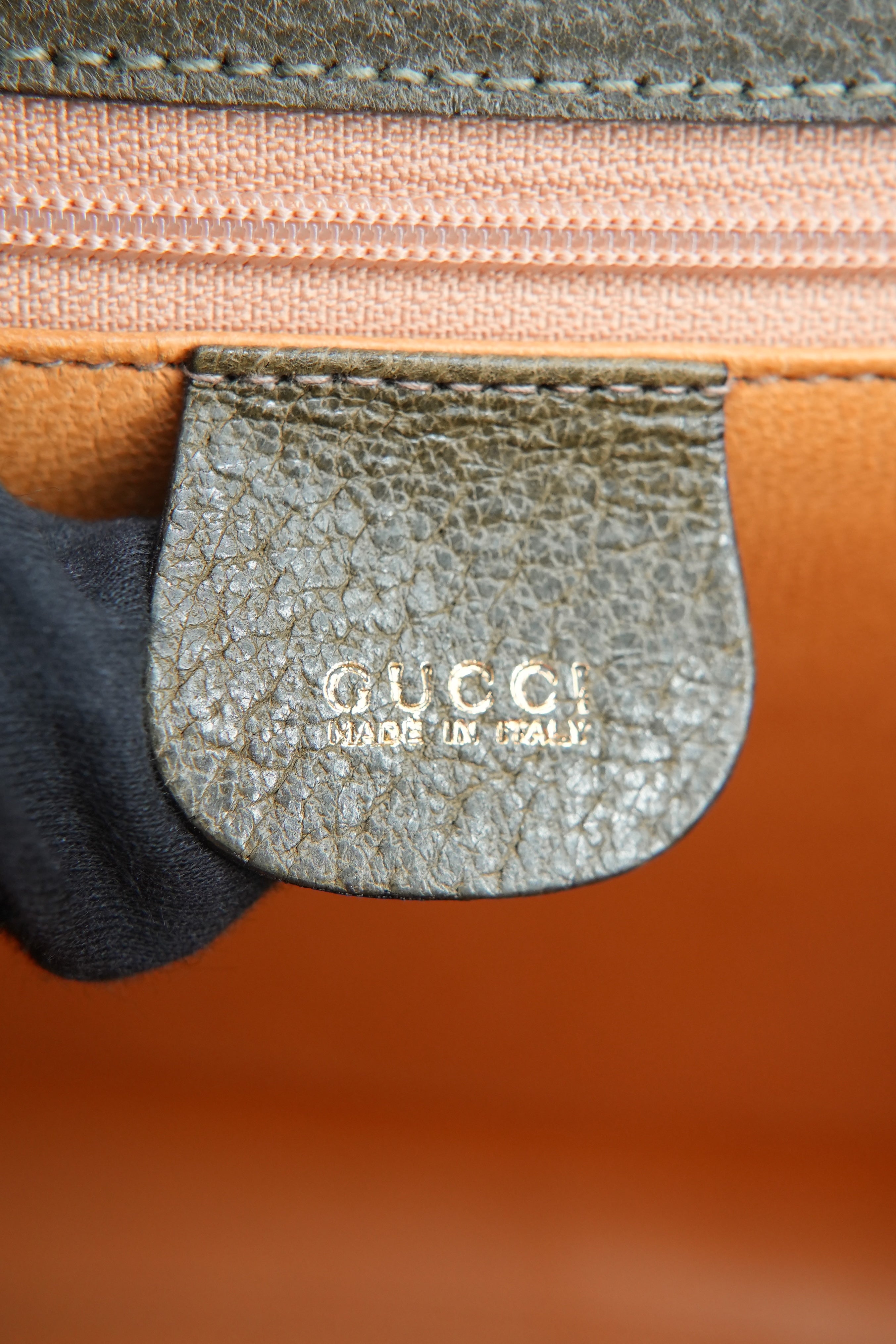 Gucci olive buckle vintage shoulder bag 004-23-0467