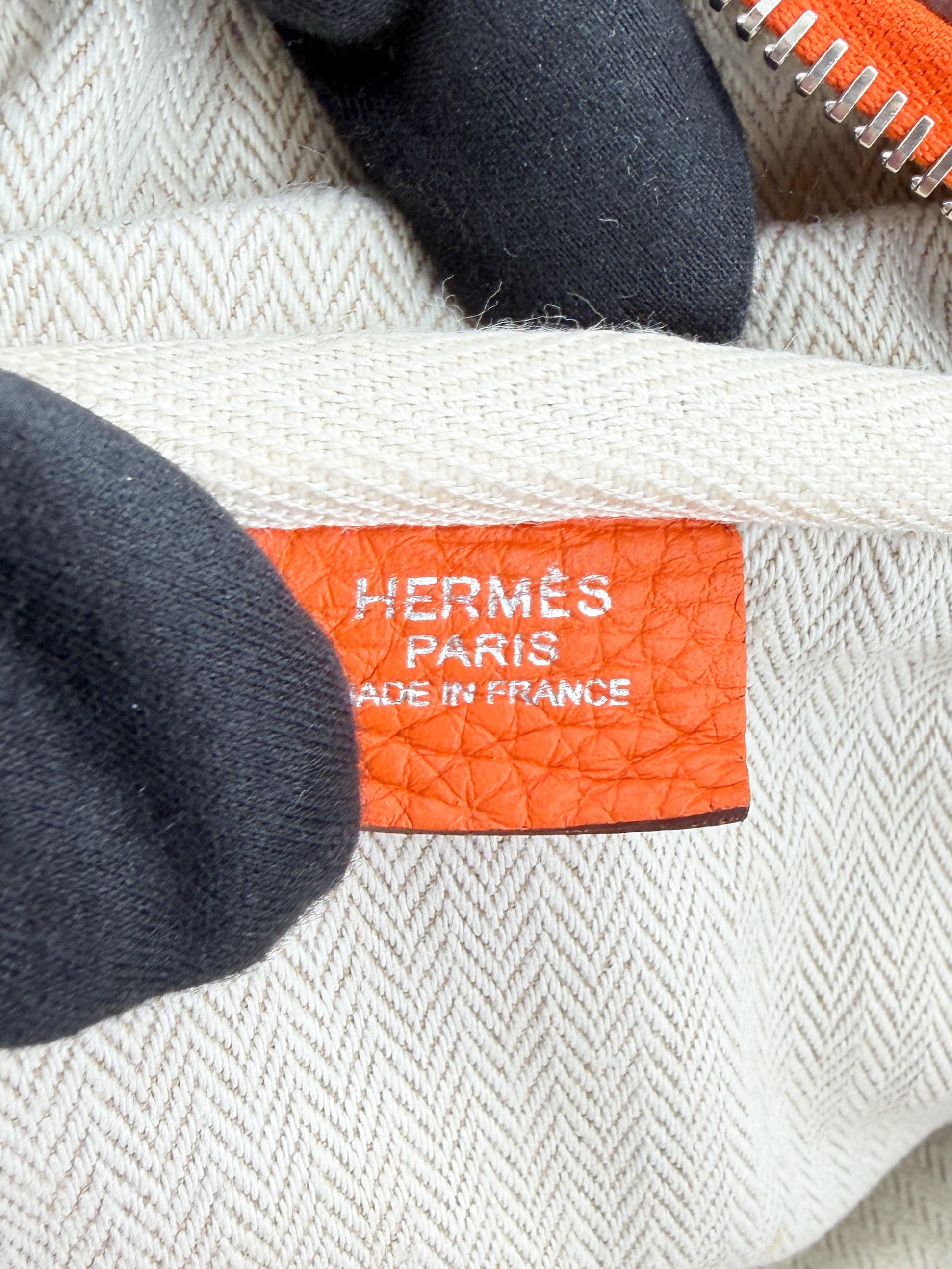 Hermès orange Clemence leather Victoria 35 square N