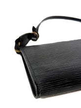 Louis Vuitton black epi vintage pochette AR0916