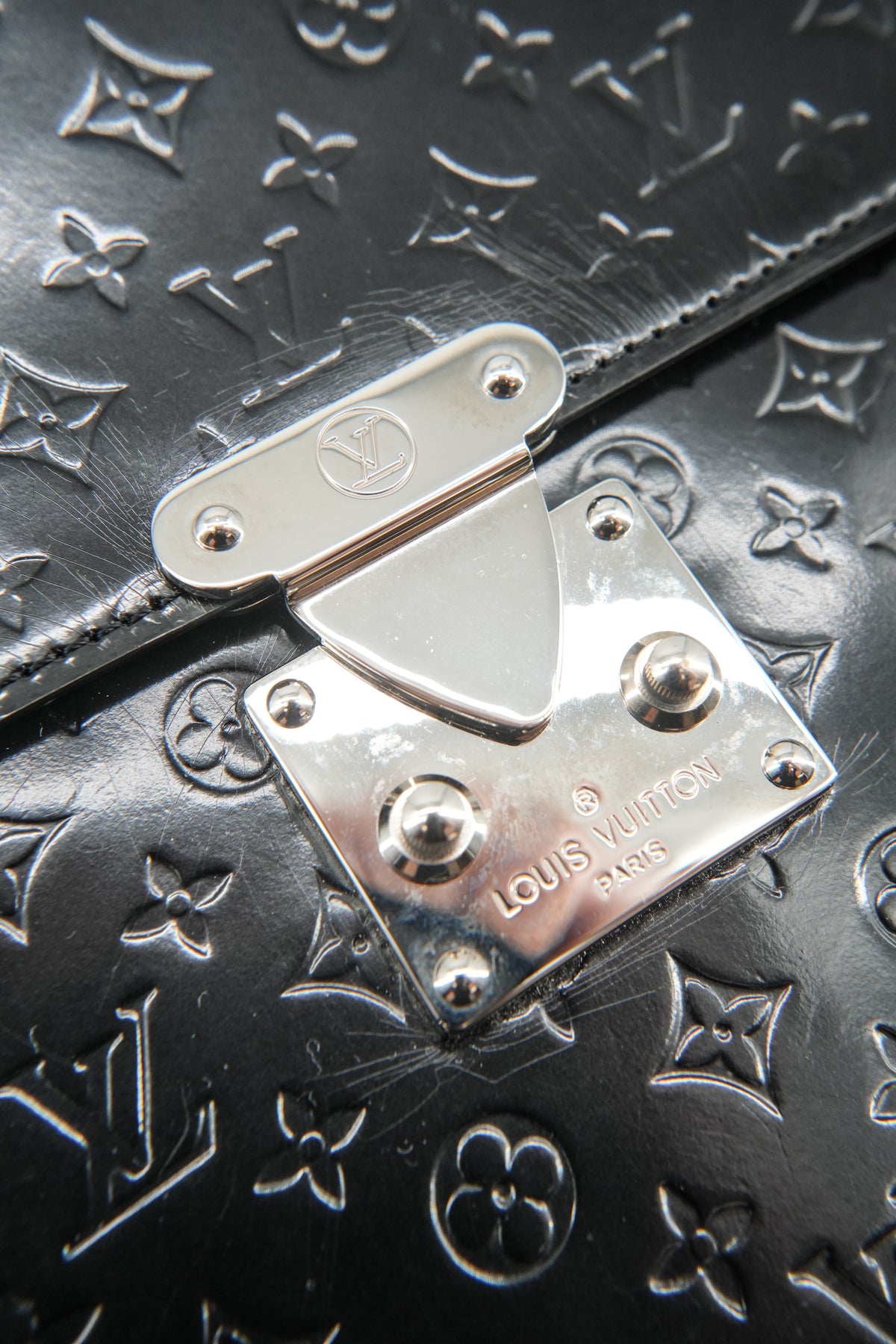 Louis Vuitton black vernis Glace Anouchka pochette TH1011