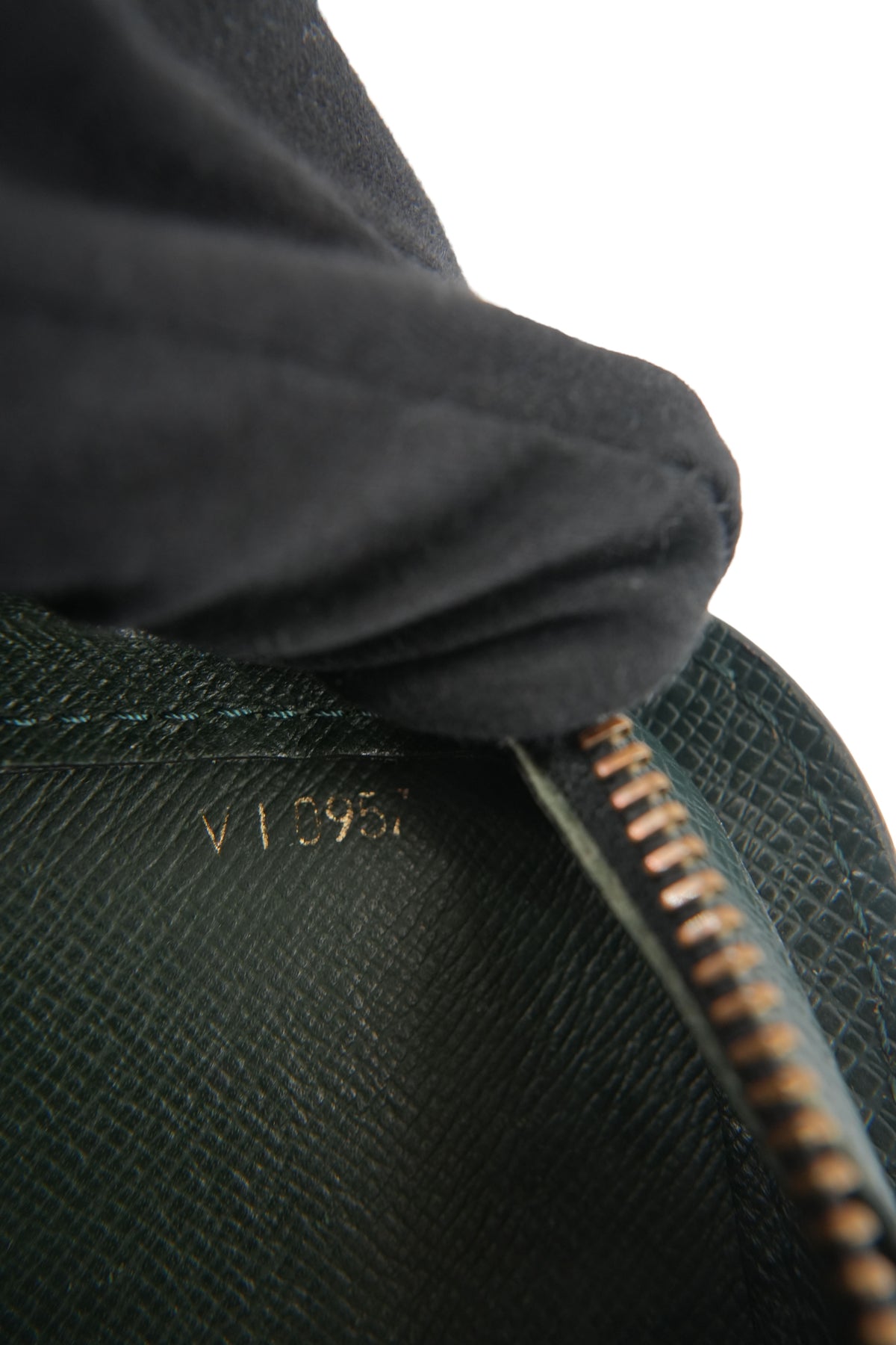 Louis Vuitton green Baikal Taiga leather wristlet/clutch VI0957