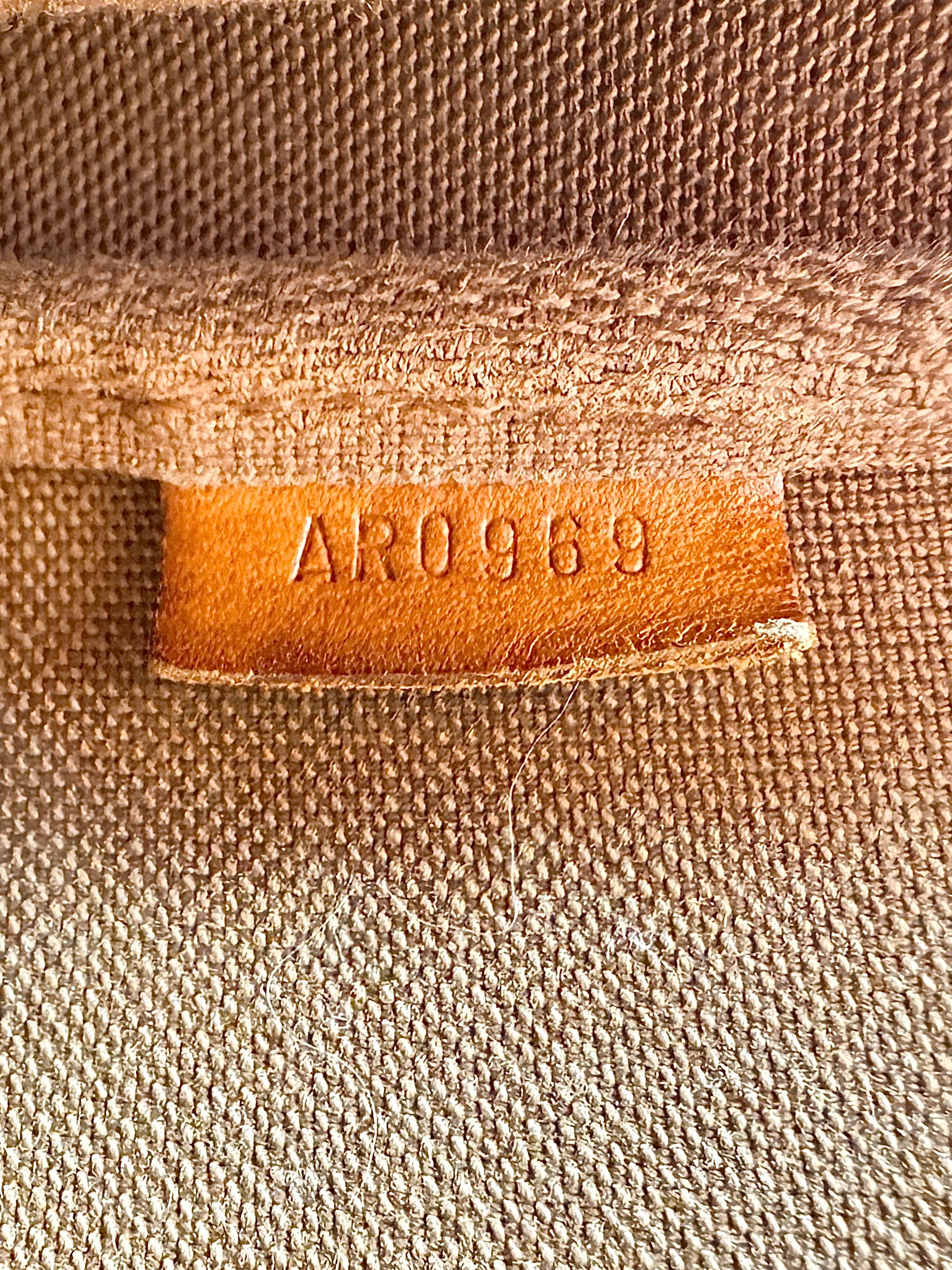 Louis Vuitton monogram pochette w/studded strap AR0969 *as is*