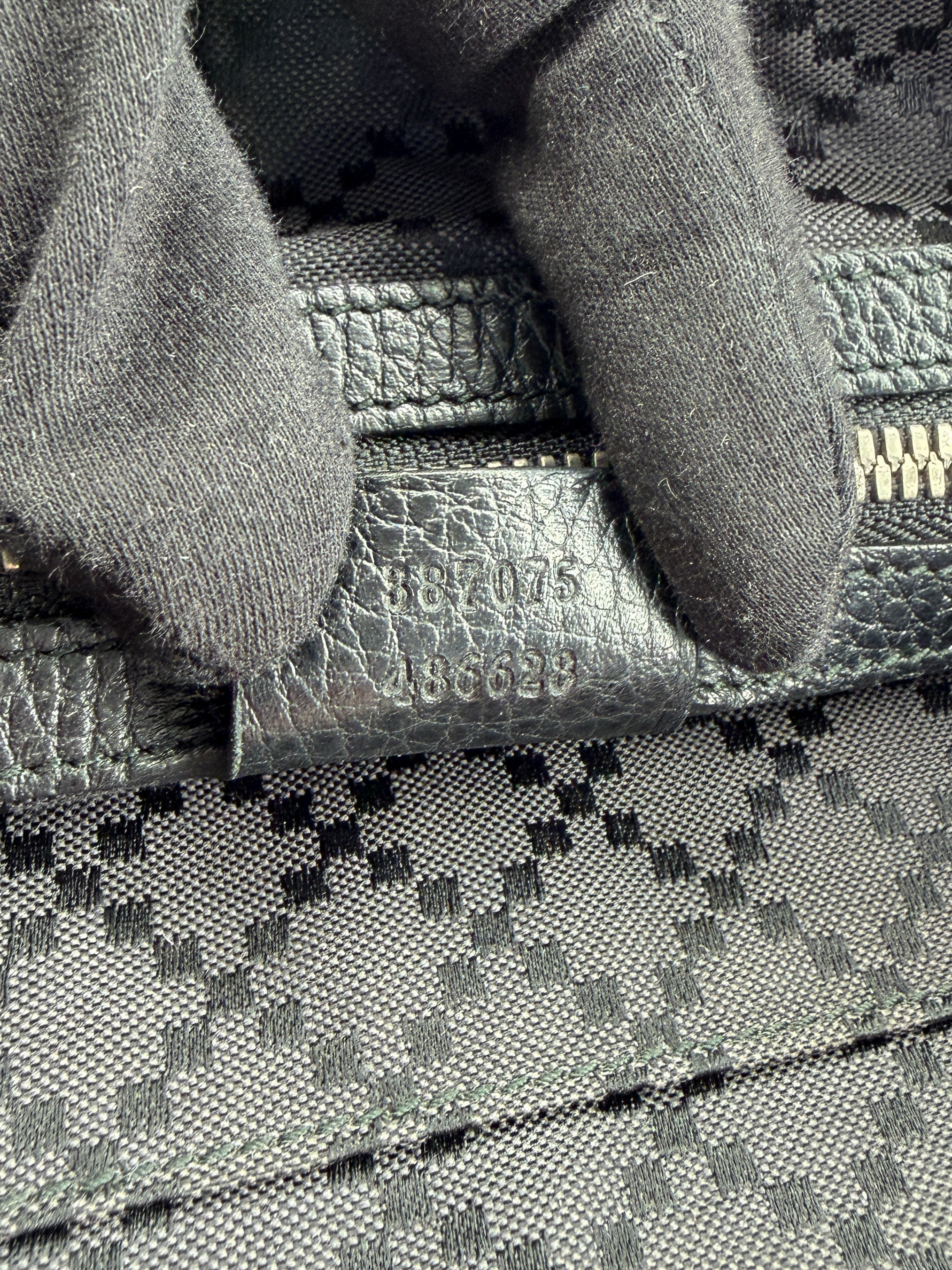 Gucci black leather wristlet 887075 486628