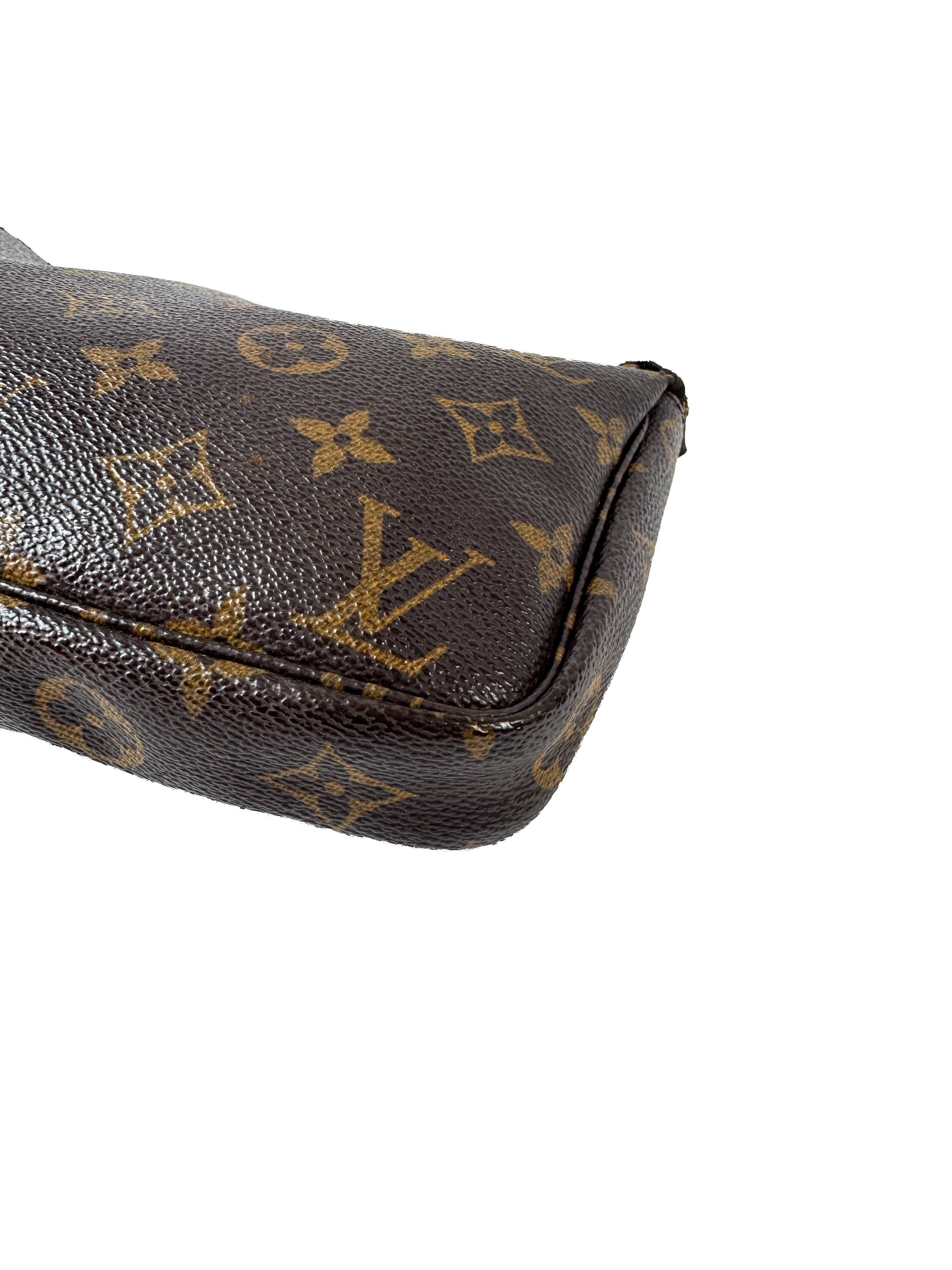 Louis Vuitton monogram pochette w/studded strap AR0969 *as is*