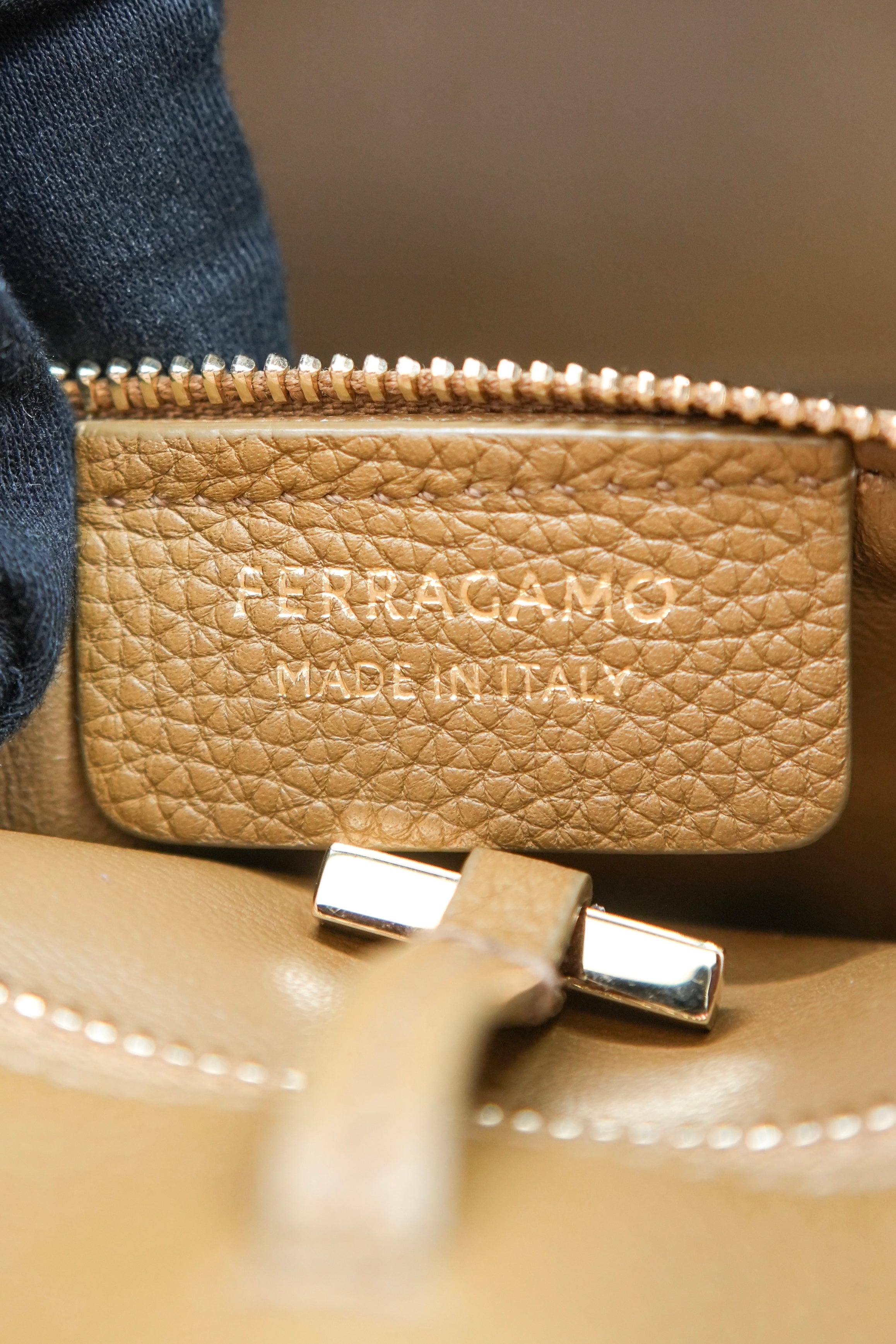 Salvatore Ferragamo calfskin medium Hug bag brown DY-5608