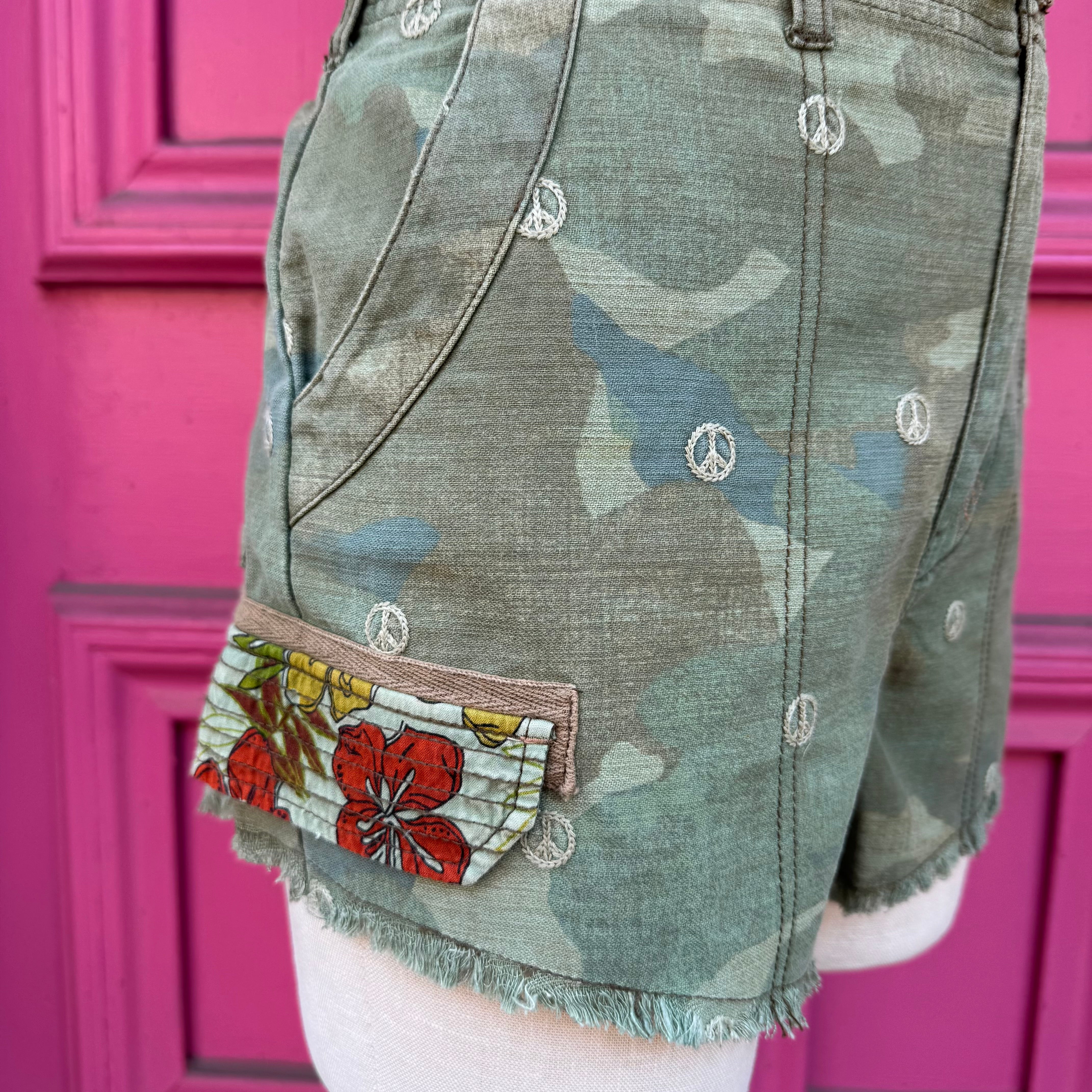 Pilcro and the Letterpress camo print shorts size 6 NWT