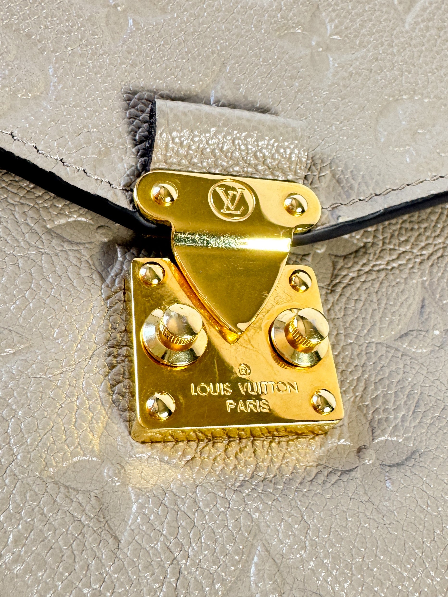 Louis Vuitton Pochette Metis turtledove empreinte leather NFC