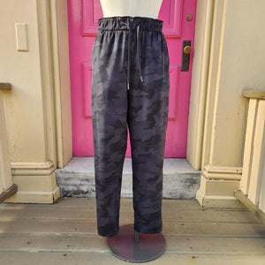Lululemon black gray camo workout pants size 14 – My Girlfriend's Wardrobe  LLC