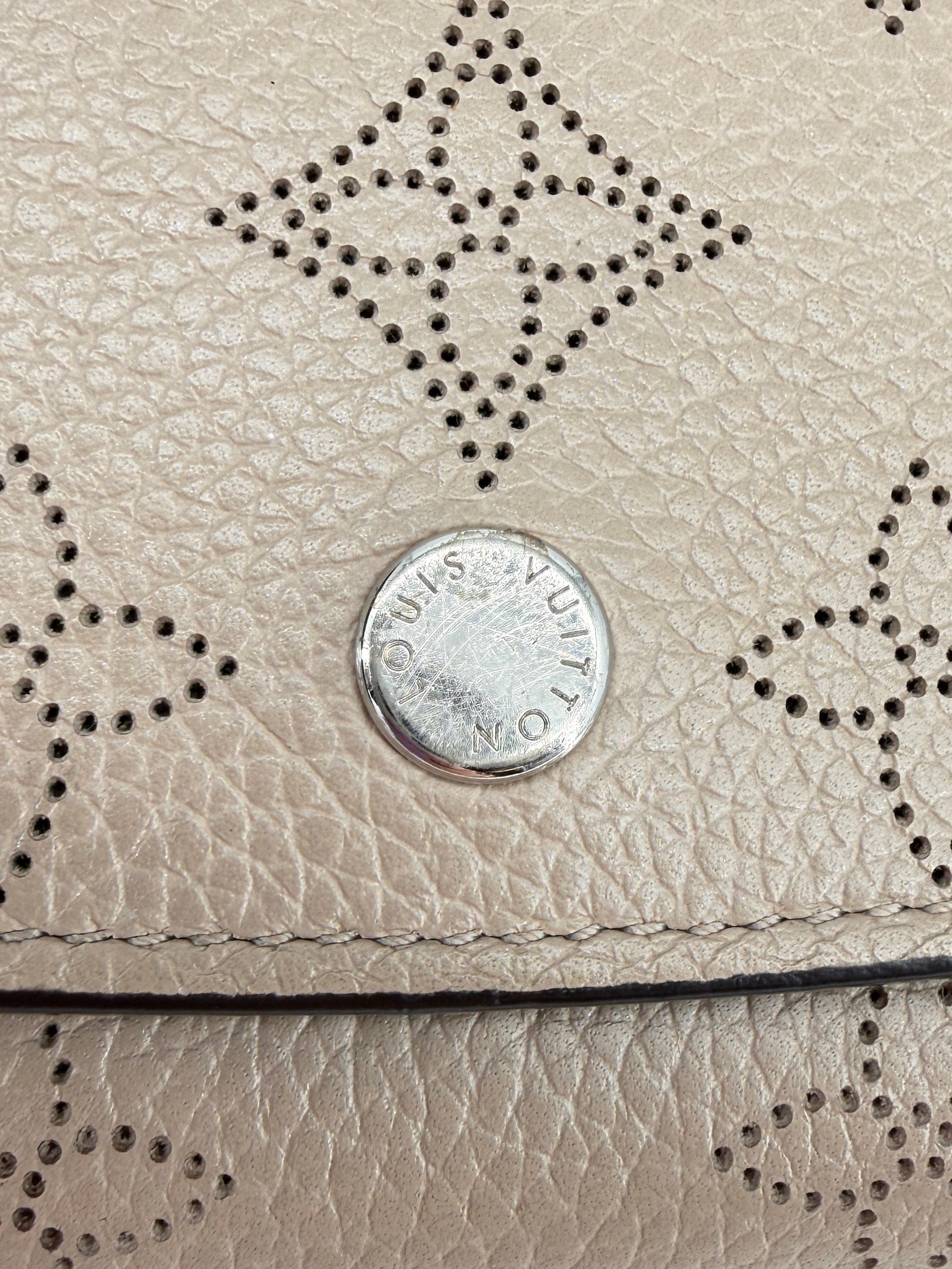 Louis Vuitton beige (Galet) mahina Iris XS wallet