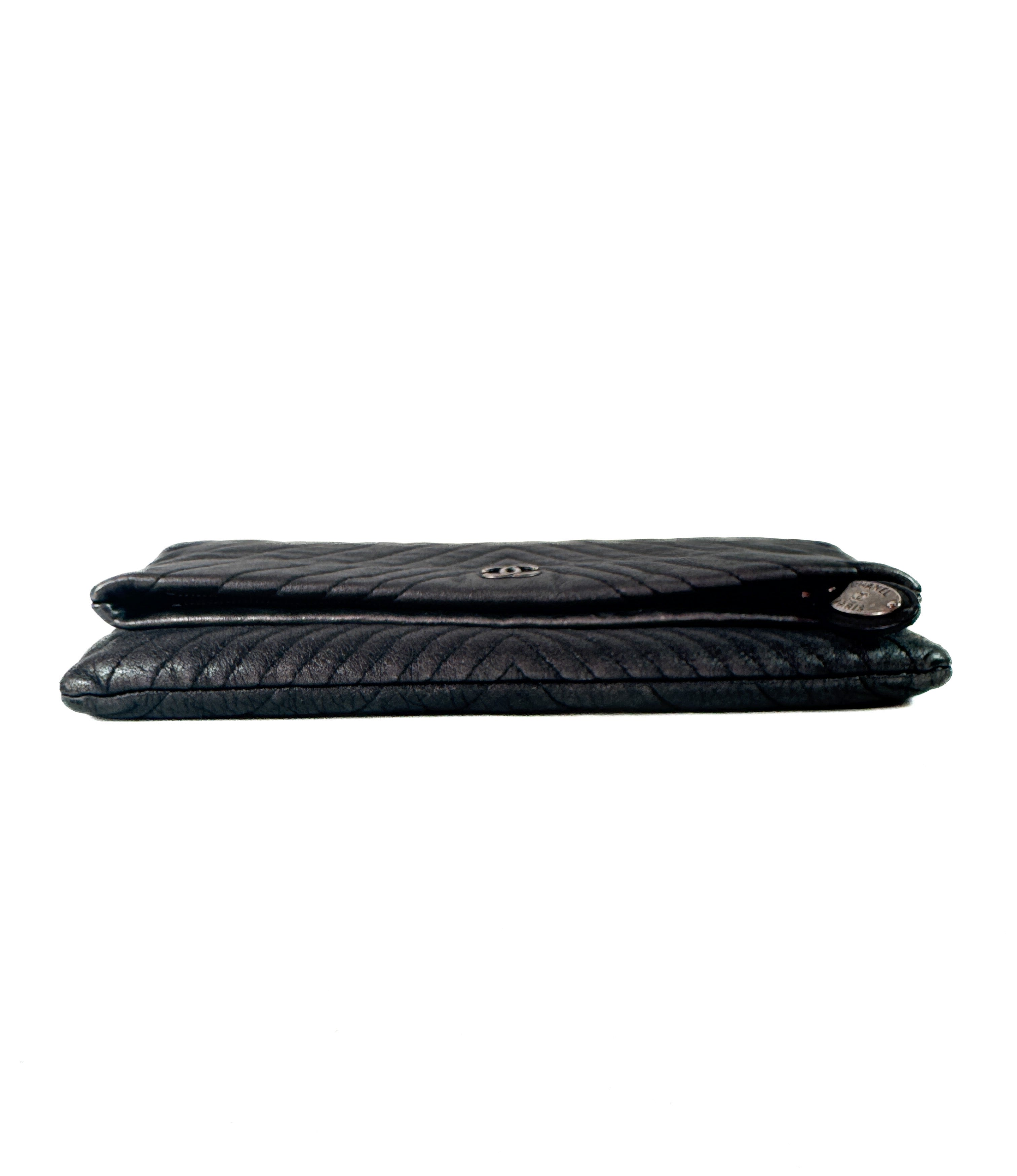 Chanel pewter chevron CC beauty clutch 21254464