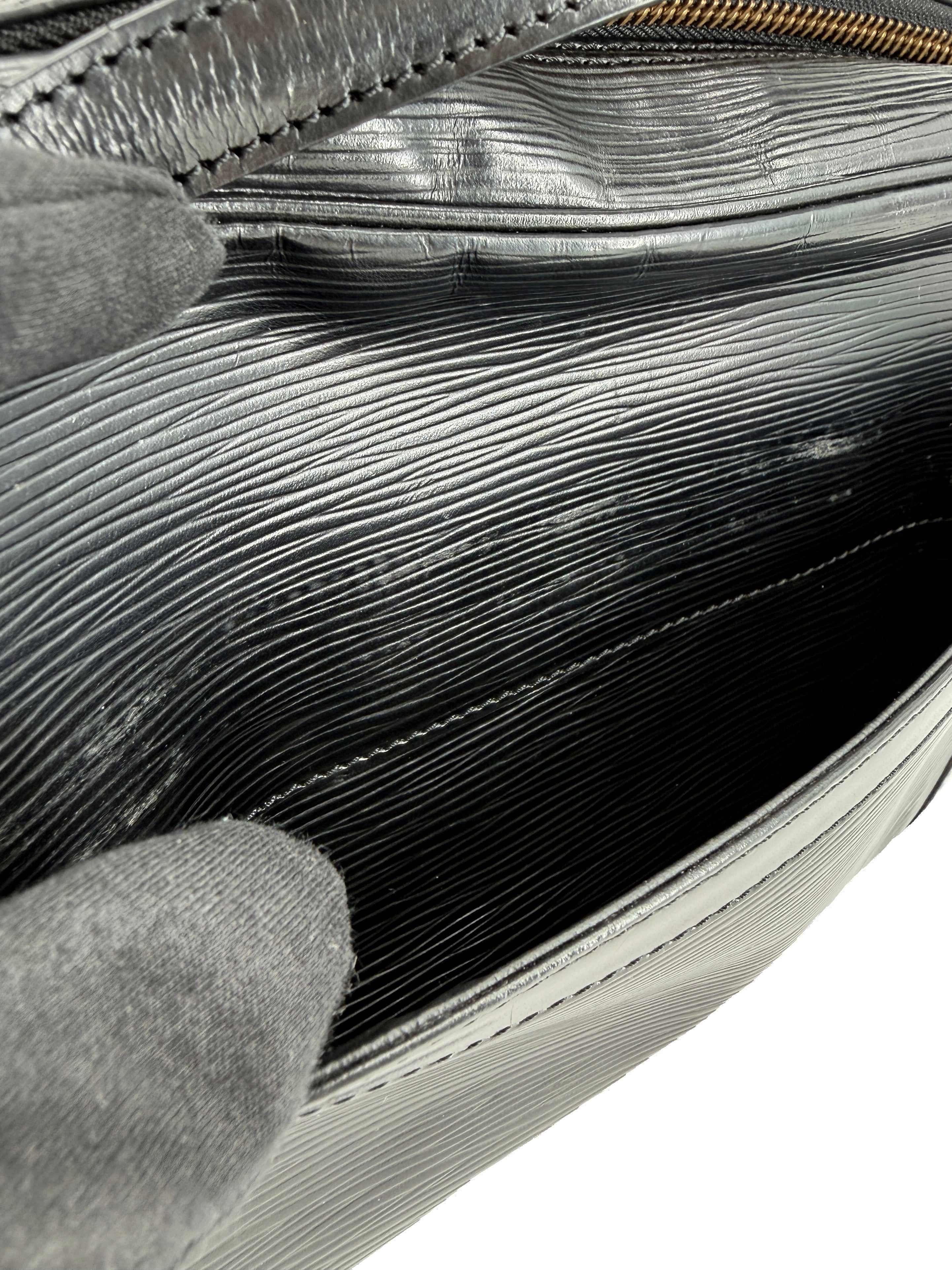 Louis Vuitton black epi trocadero 27 MI0950