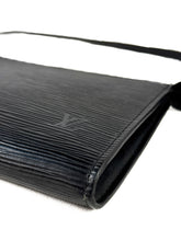 Louis Vuitton black epi vintage pochette AR0916