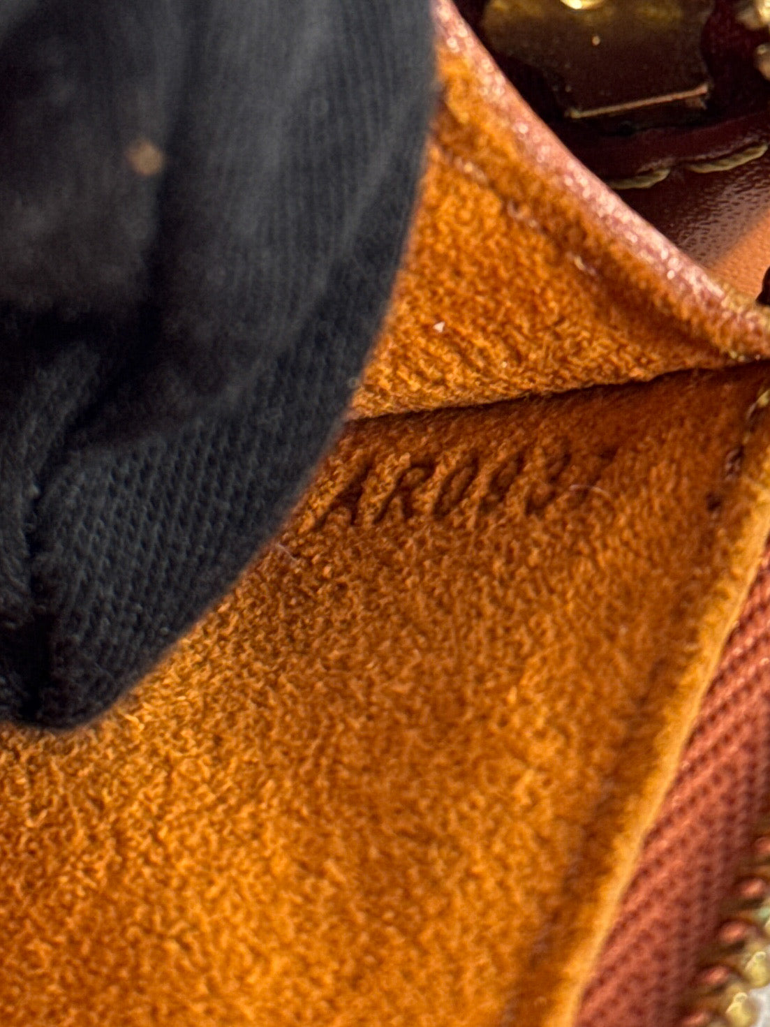 Louis Vuitton cannelle epi pochette AR0937