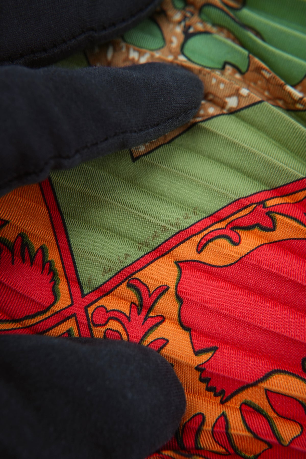 Hermès Early America green/orange plisse silk scarf
