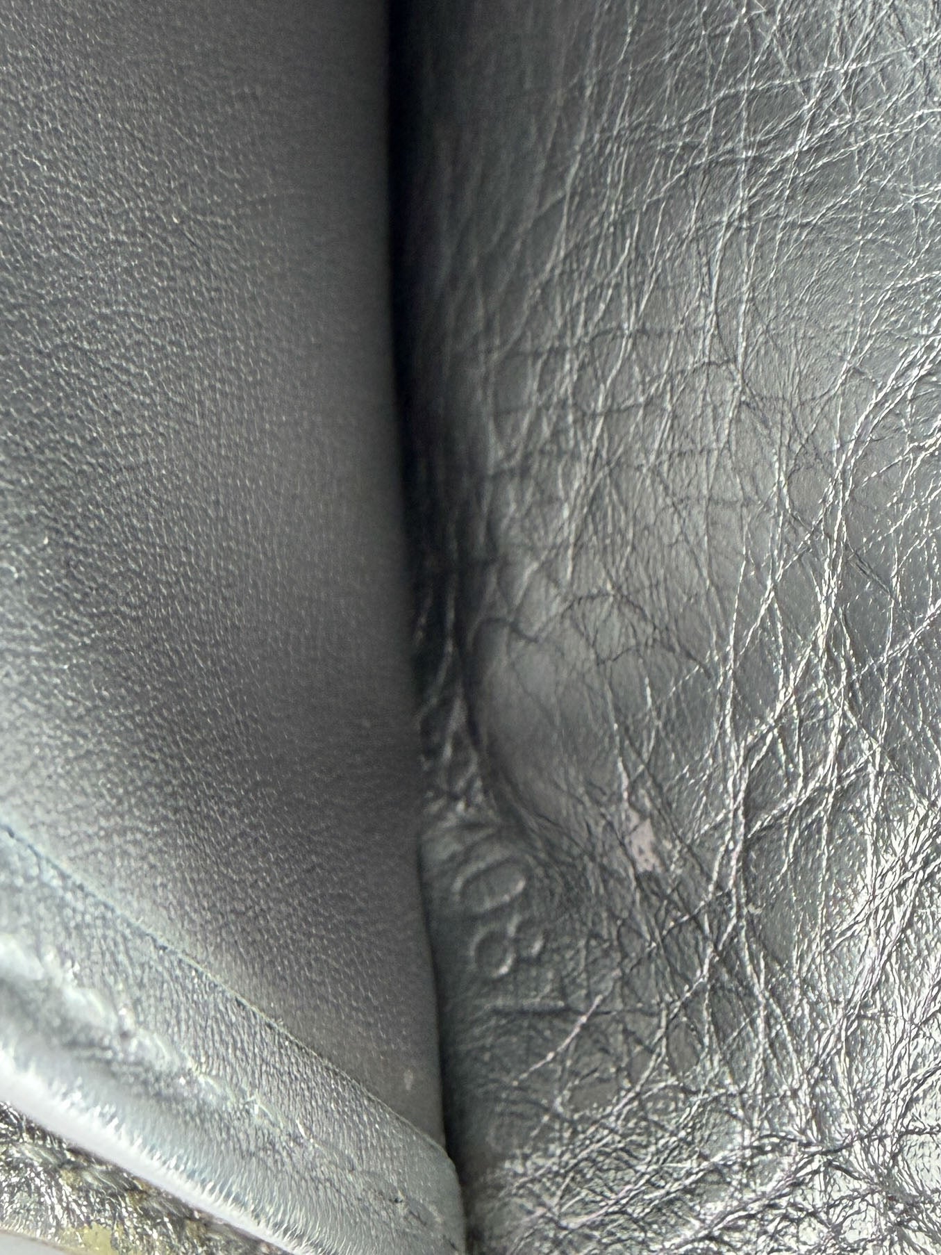 Louis Vuitton silver zippy Suhali wallet CA4087