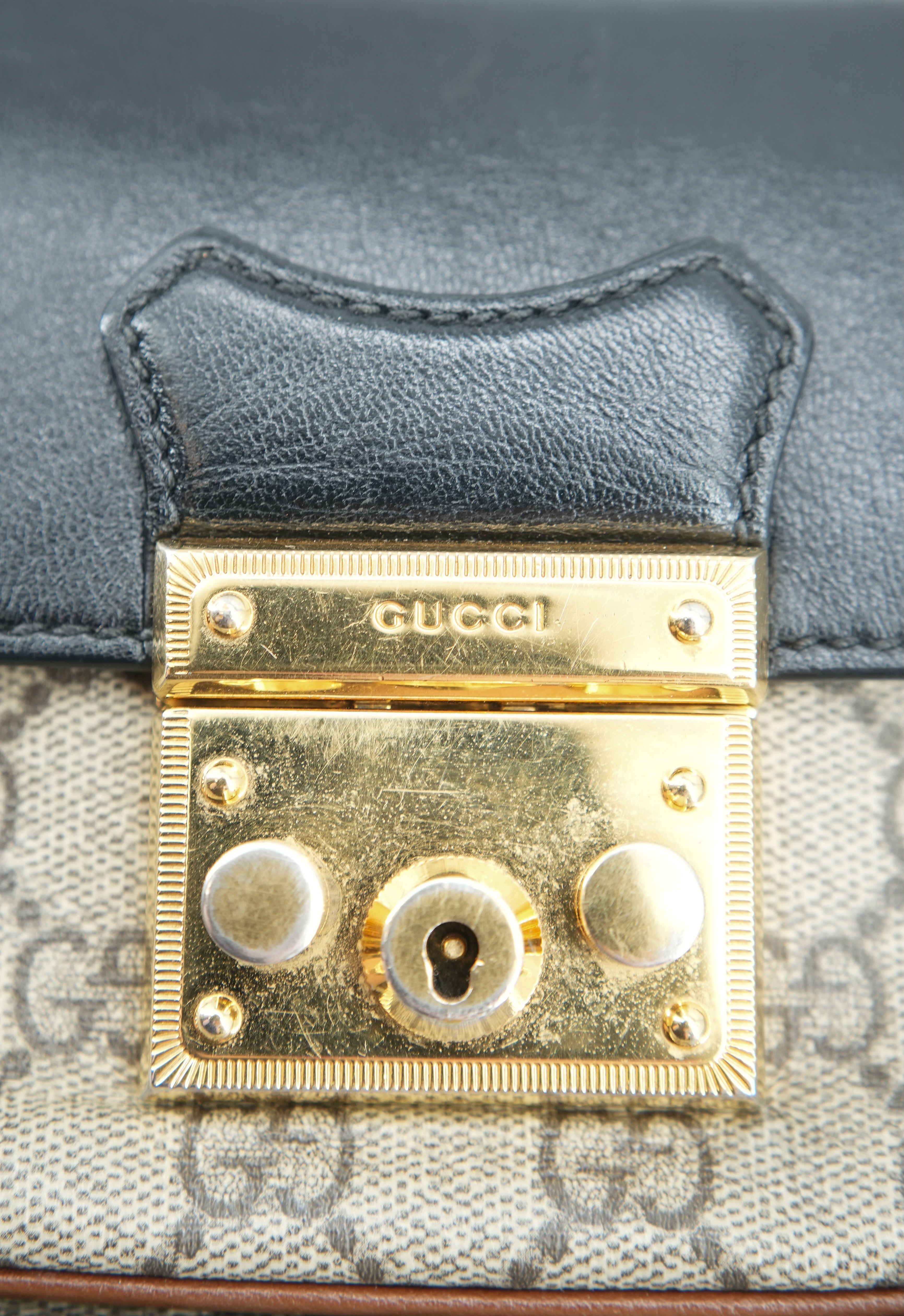 Gucci GG Surpreme small Padlock crossbody 658487 525040