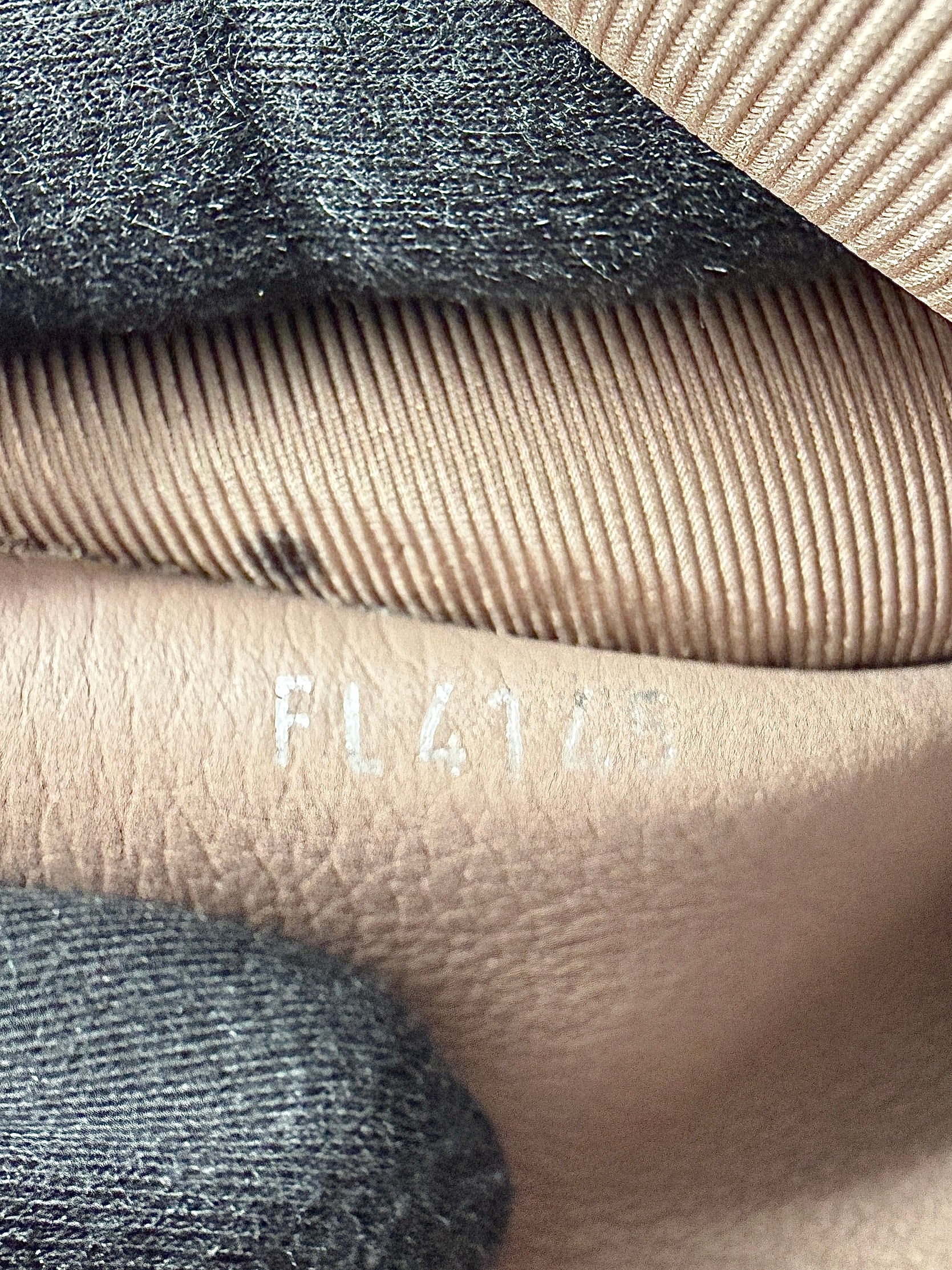 Louis Vuitton taupe Lockme II MM FL4140