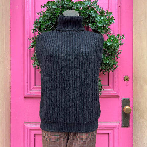 Queens Rabbit black sweater vest size M/L
