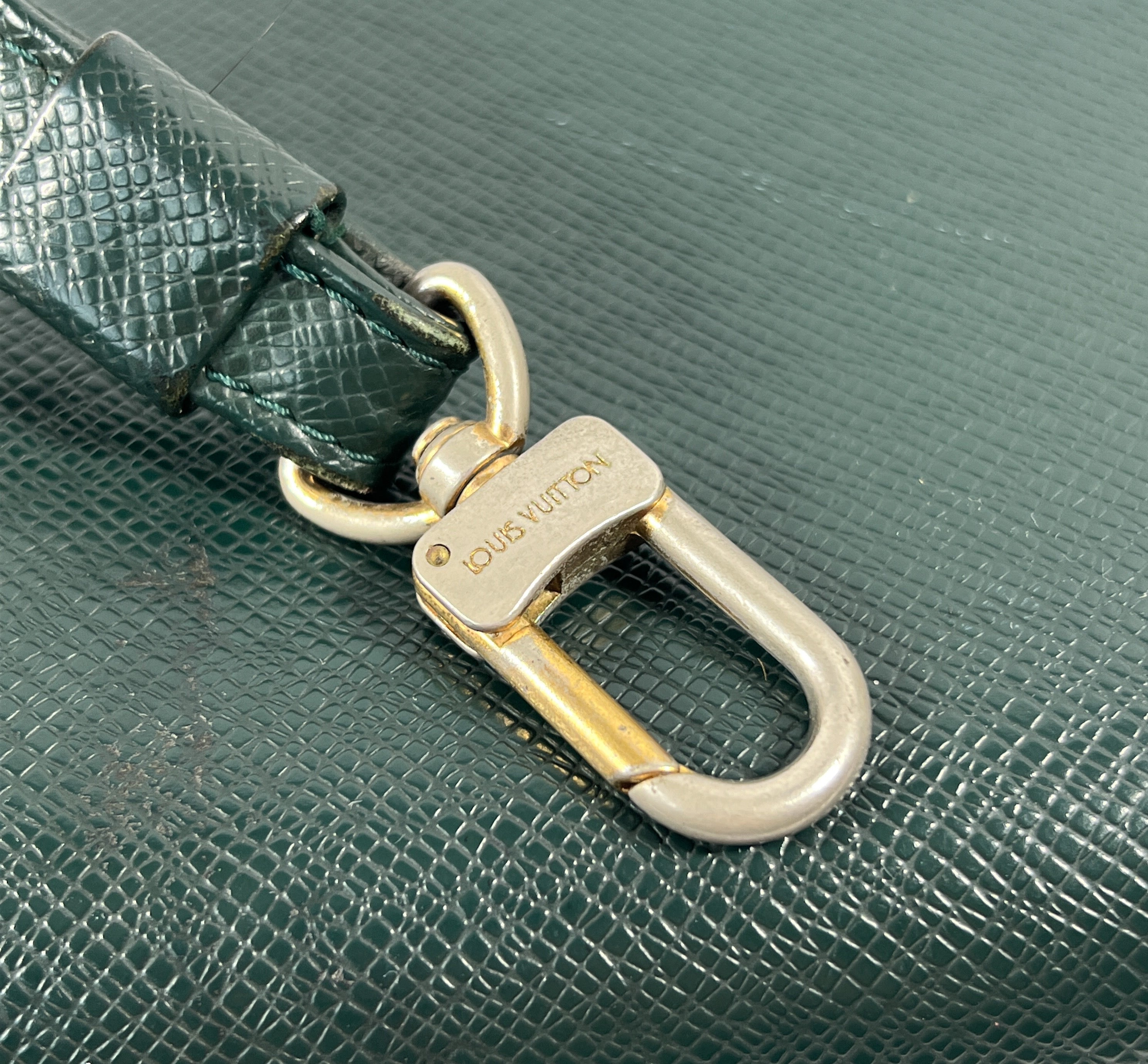 Louis Vuitton green Baikal Taiga leather wristlet/clutch 1997 Louis Vuitton green Baikal Taiga leather wristlet/clutch 1997