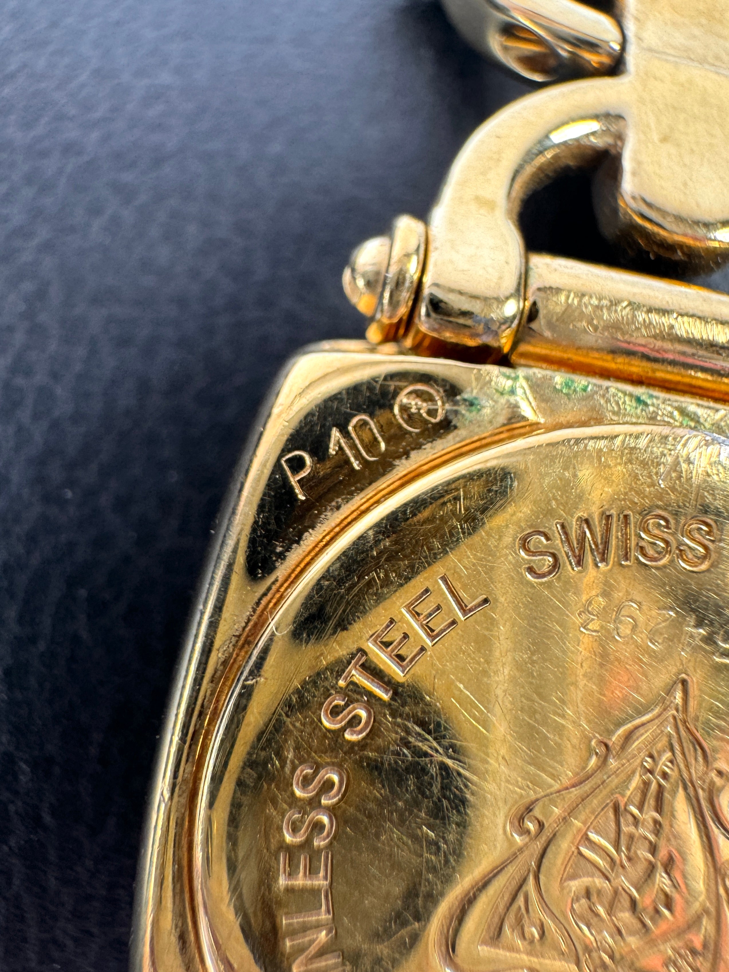 Gucci gold tone vintage G4000L watch P10