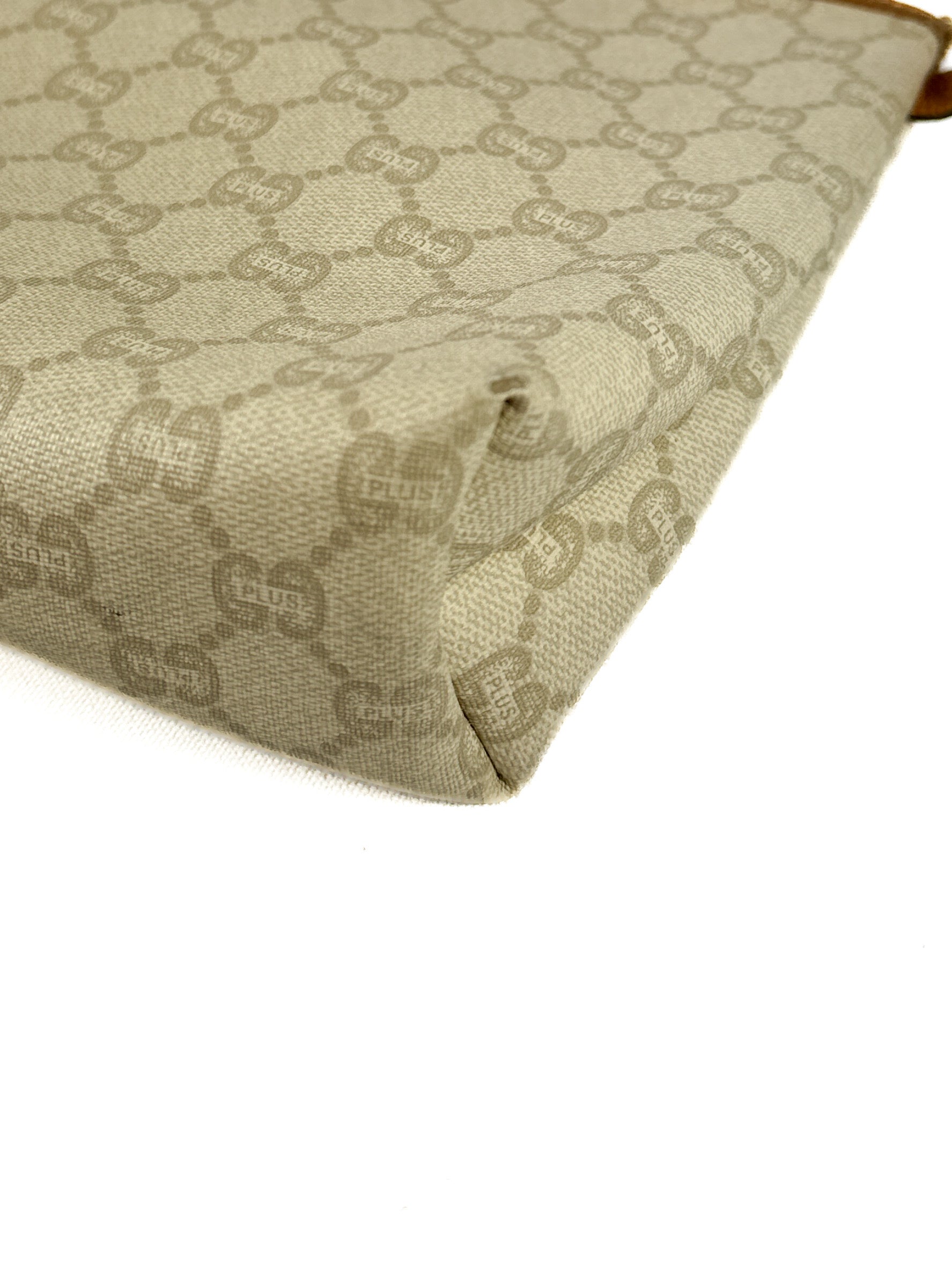 Gucci cream tan signature vintage 80s/90s zip pouch clutch