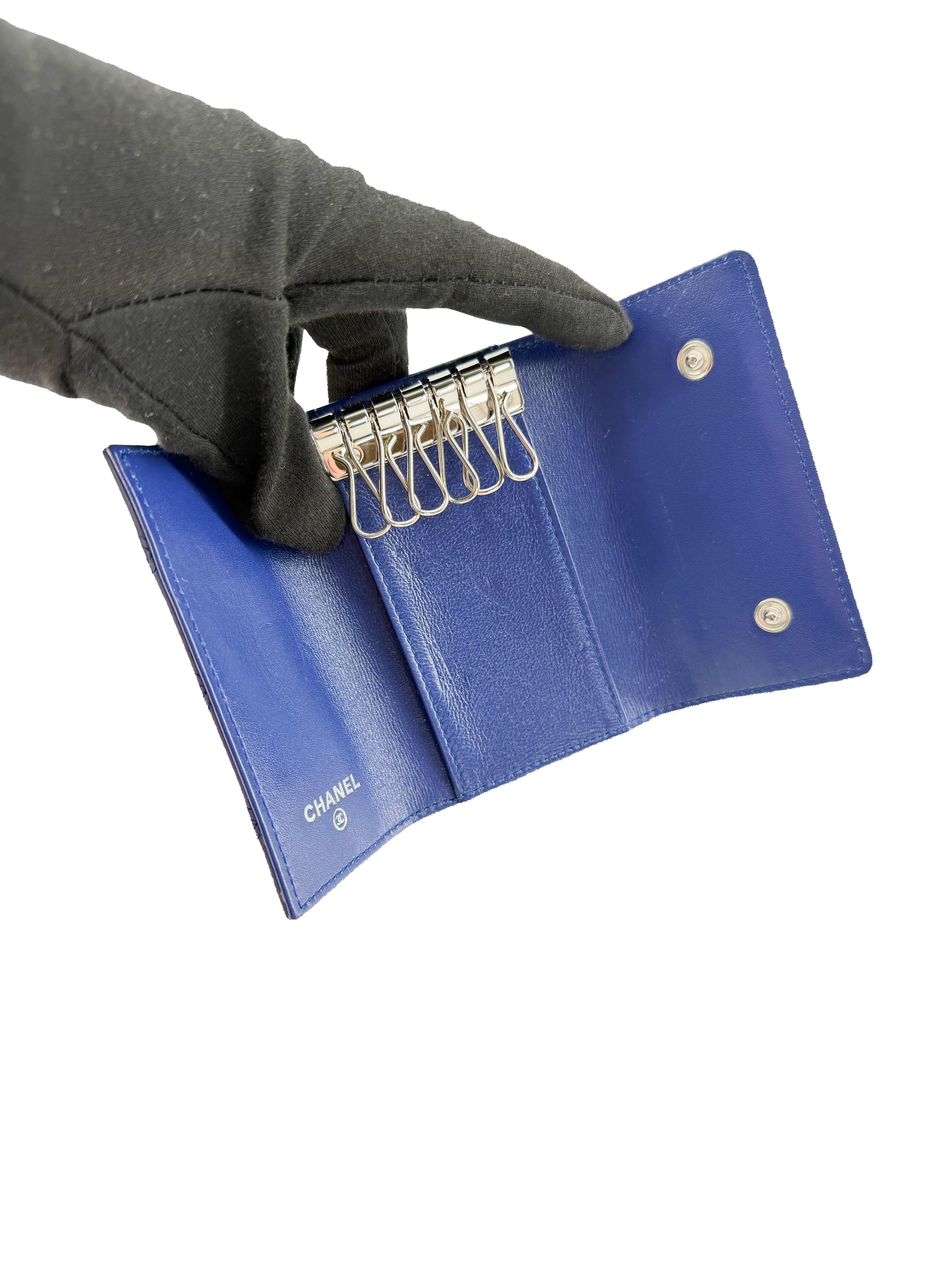 Chanel navy blue quilted leather key case 16130969