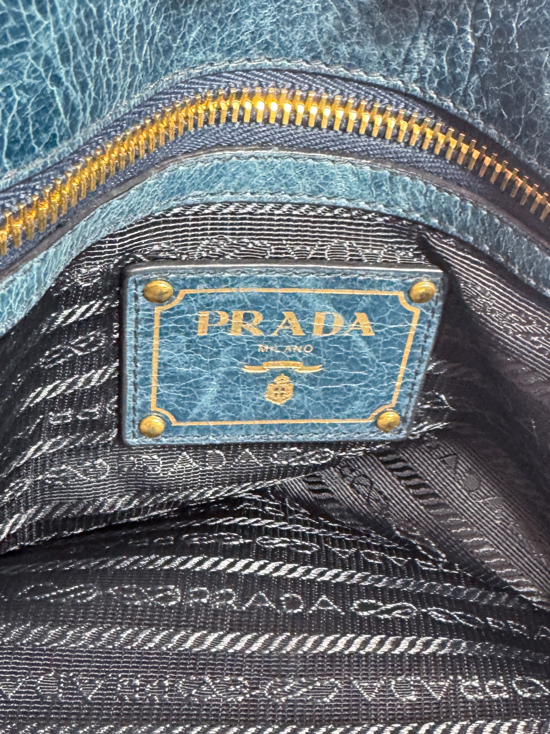 PRADAブルーBottega Veneta ラウンドファスナー Prada Blue Mare Vitello Daino Leather Crossbody Bag 1BD031