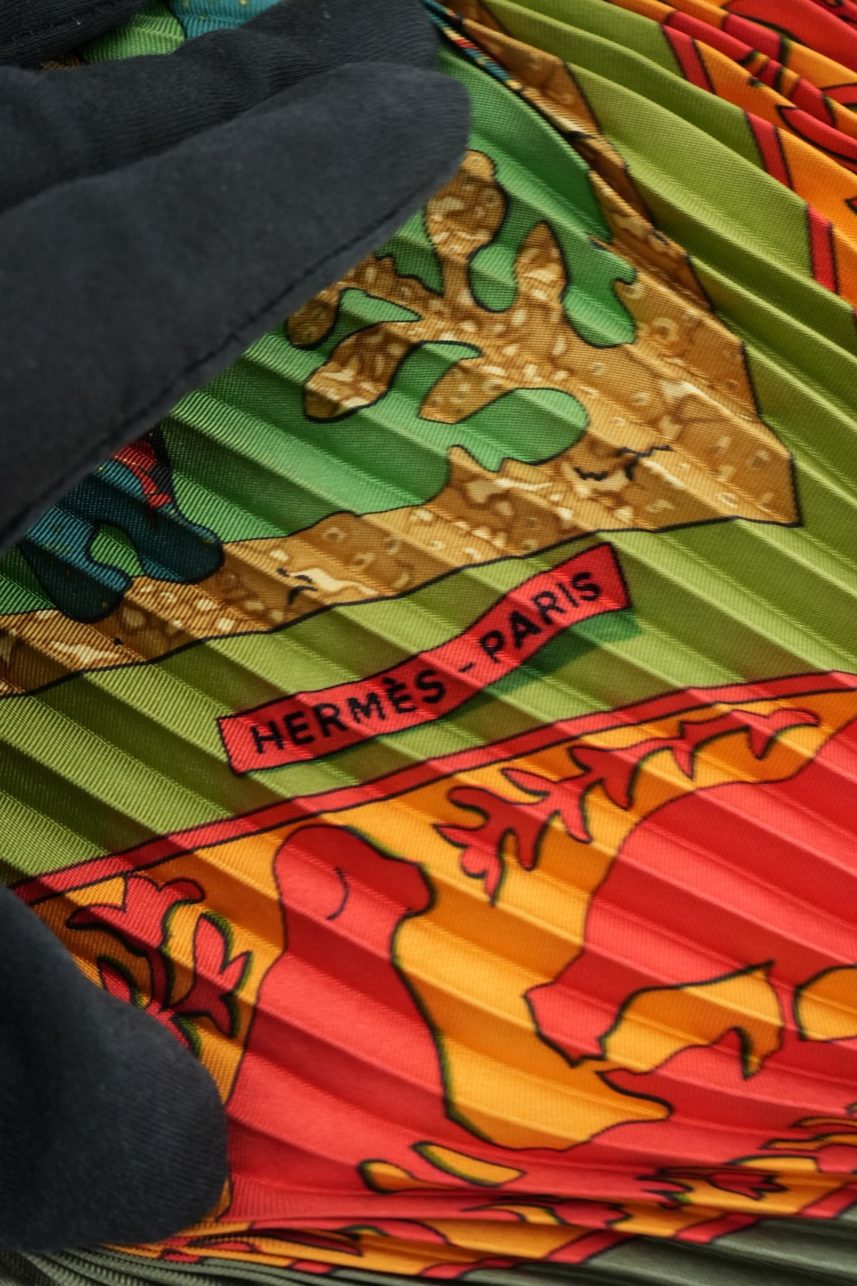 Hermès Early America green/orange plisse silk scarf