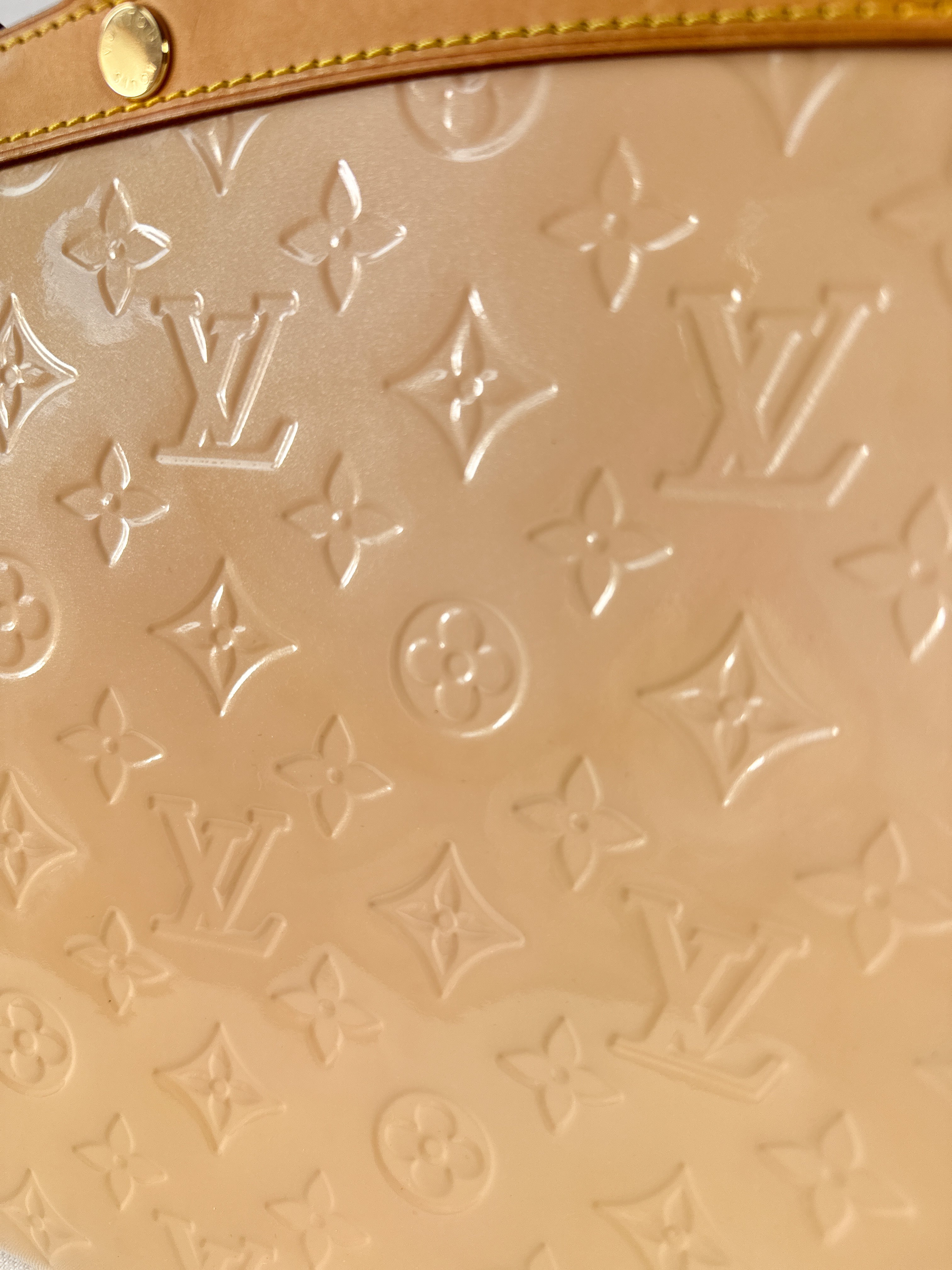 Louis Vuitton blanc corail Vernis Brea MM FL4153