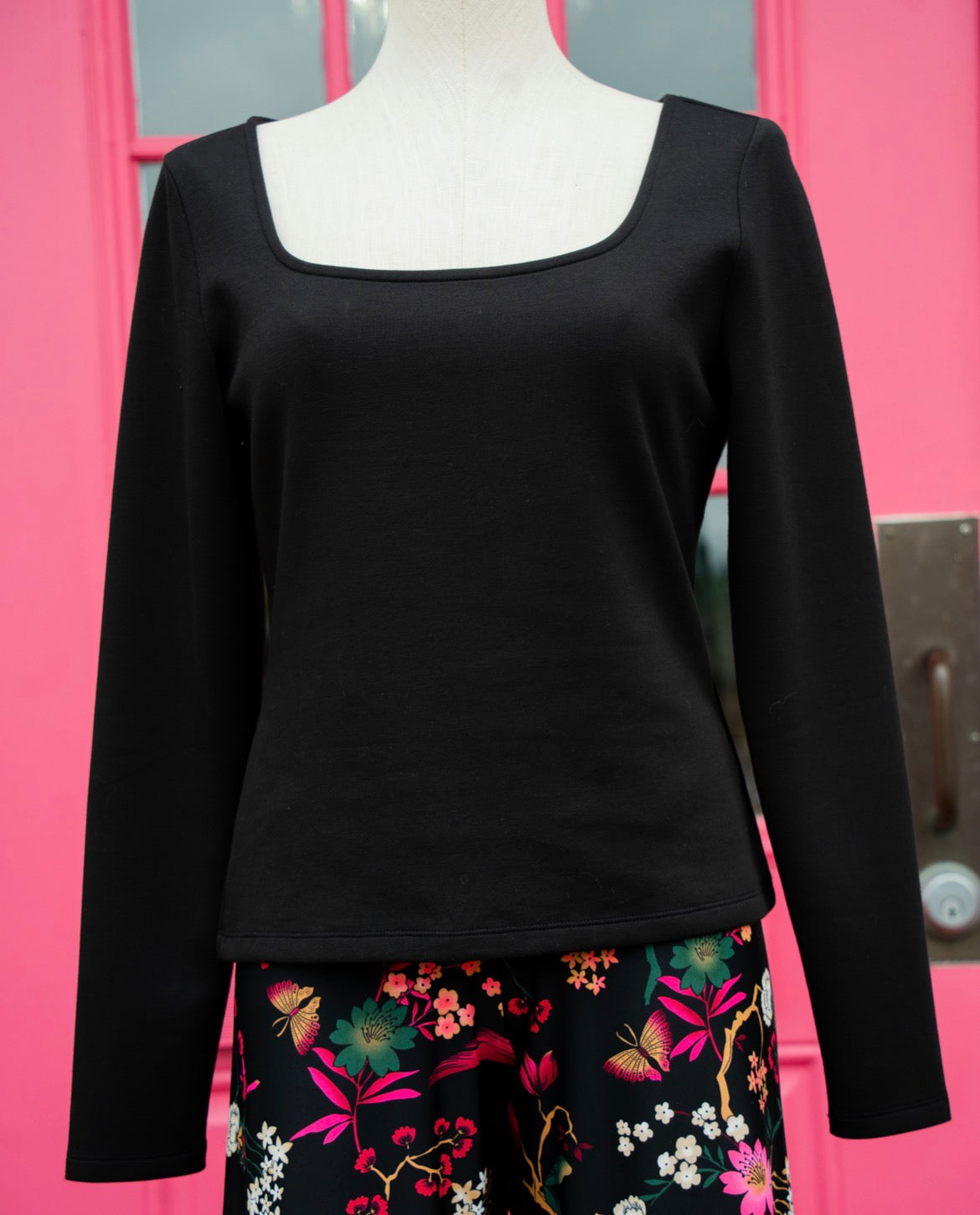 Banana Republic black LS scoop-neck size M NWT