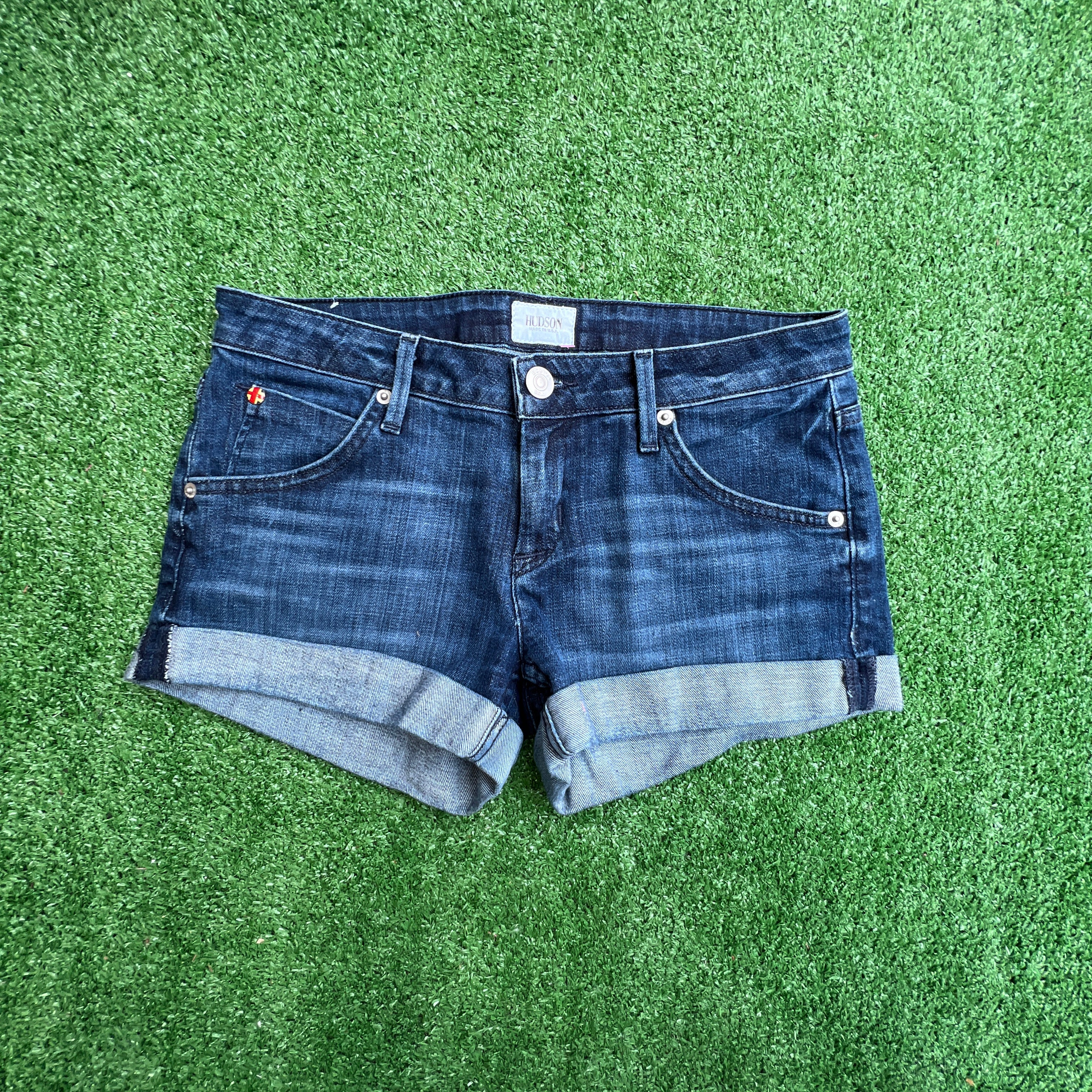 Hudson med. wash rolled denim shorts size 26 (2)